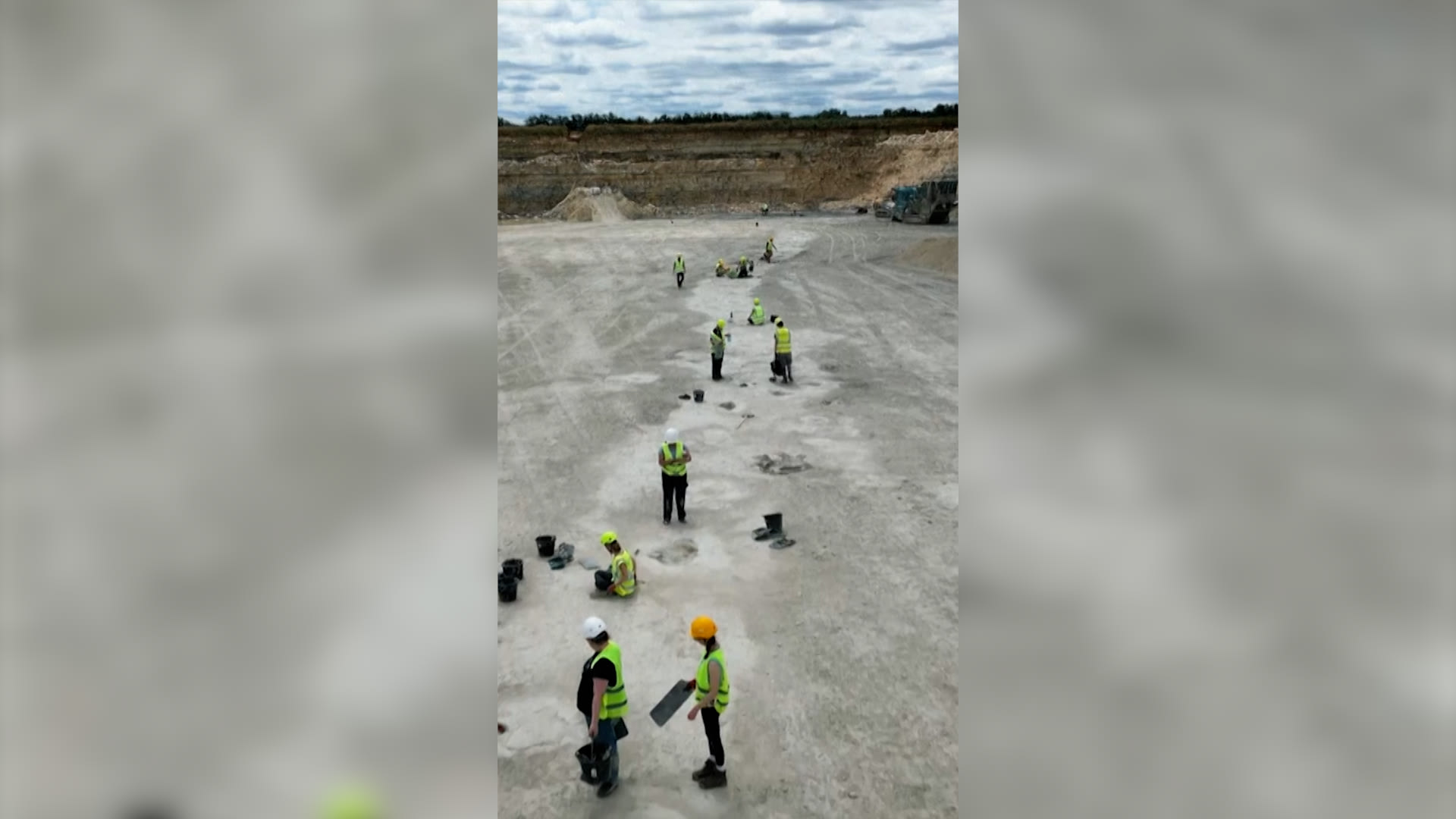 عمره 166 مليون عام.. اكتشاف أثرٌ أقدام ديناصورات يمتد لأكثر من 700 قدم في بريطانيا