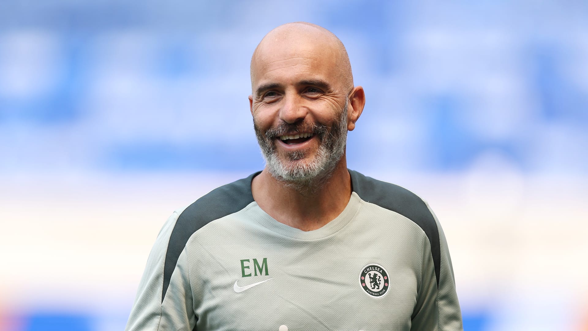 لقطة "طريفة" بين مدرب تشيلسي ومشجعة الفريق المنافس خلال مباراة في البريميرليغ