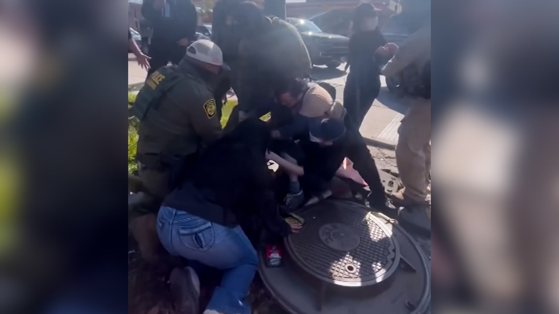 فيديو يُظهر المارة يحاولون منع عناصر إدارة الجمارك من اعتقال أشخاص في شيكاغو