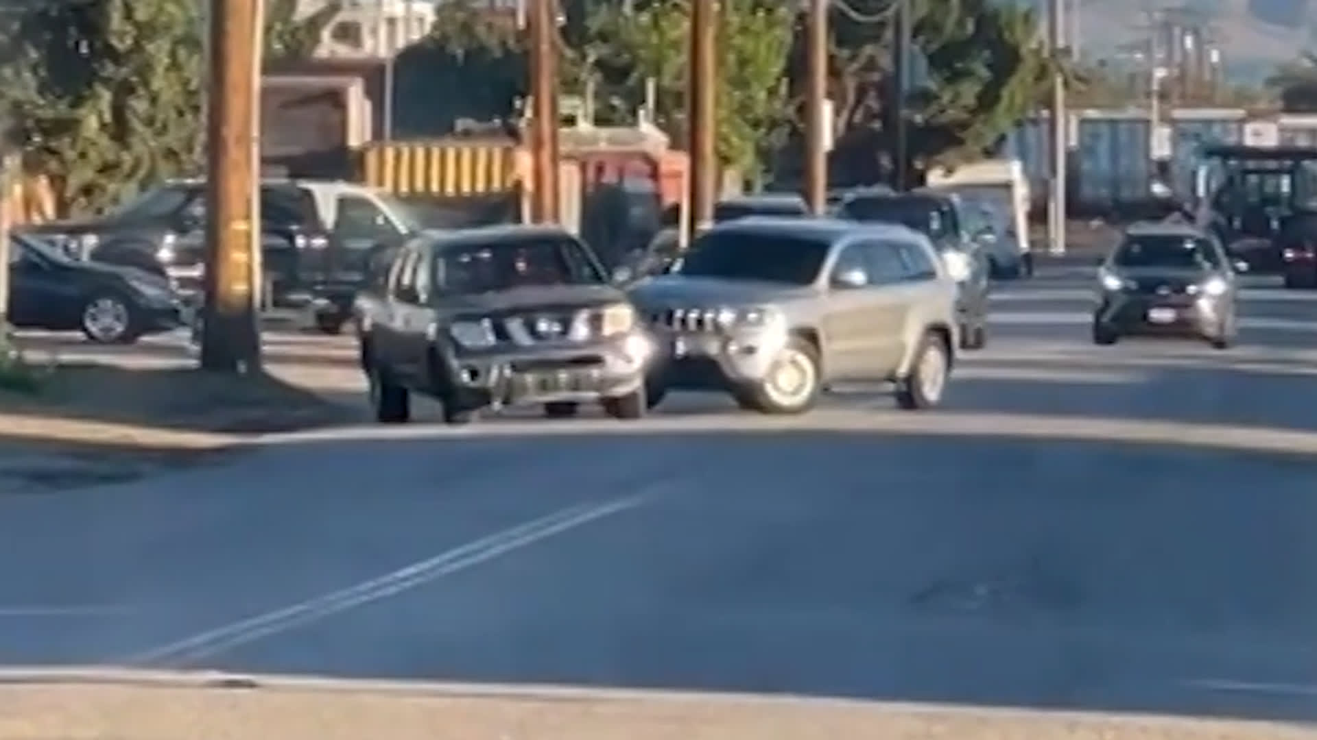 فيديو لسيارة دفع رباعي تابعة لإدارة الهجرة تصدم شاحنة ناشط حقوقي.. وتعتقله في المستشفى