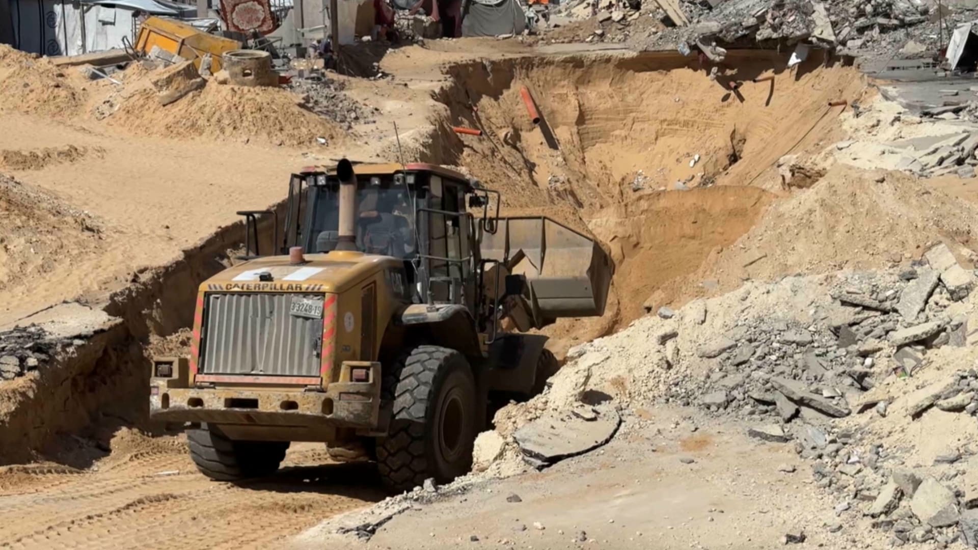 كاميرا CNN توثق مشاهد لجرافات فلسطينية تبحث عن جثث رهائن إسرائيليين في غزة