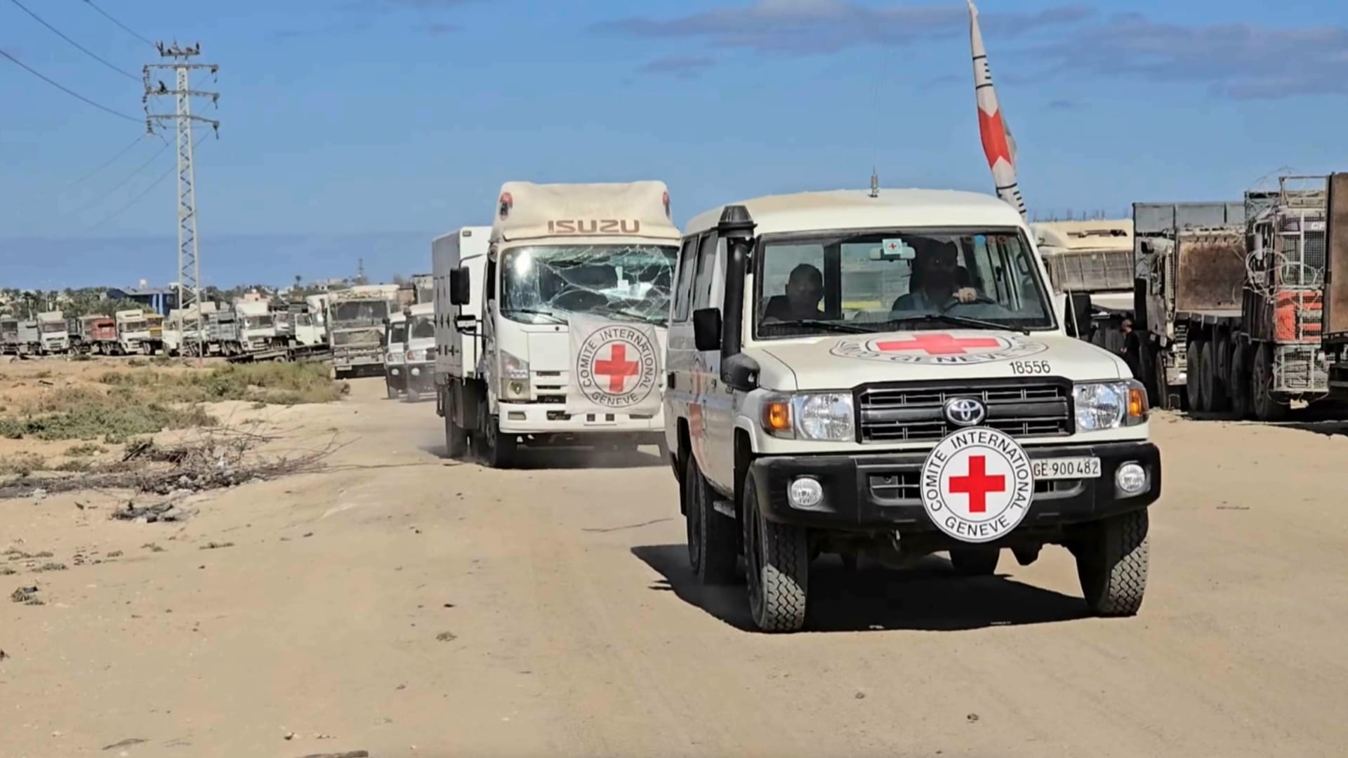 تحمل جثامين 15 فلسطينيًا.. شاهد لحظة دخول مركبات للصليب الأحمر إلى غزة من معبر "كيسوفيم"