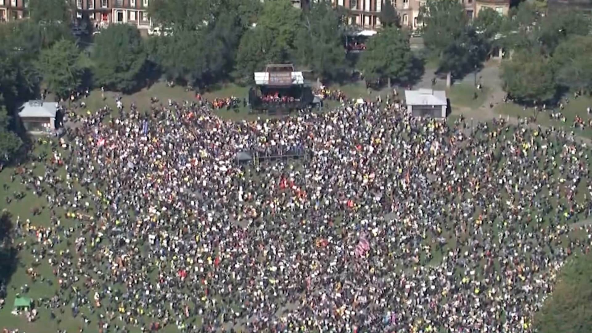 تظاهرات ضد ترامب.. حشود غفيرة في احتجاجات "لا ملوك" تجتاح أنحاء أمريكا