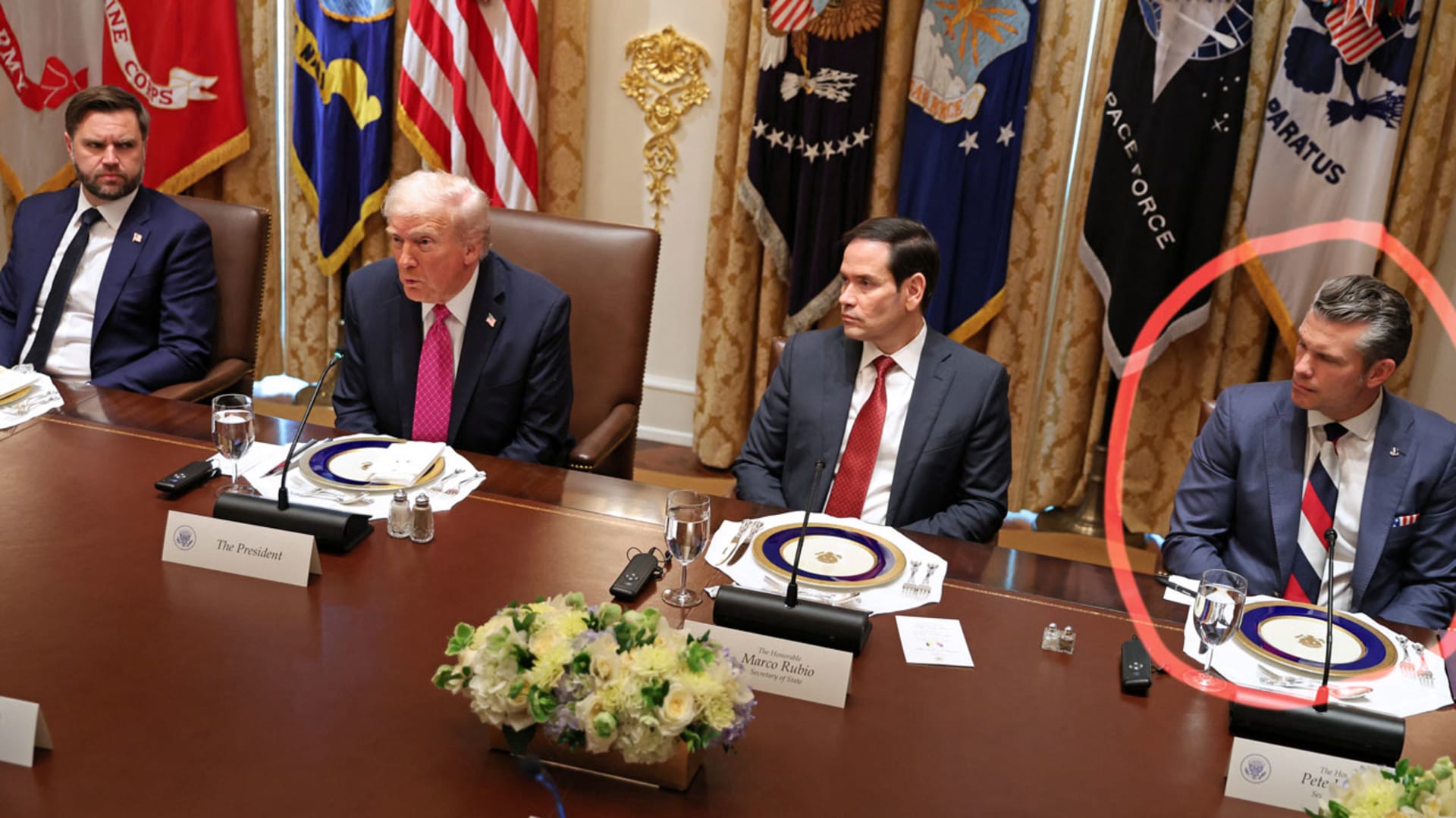 ألوان ربطة العنق و"علم روسيا".. وزير دفاع أمريكا بلقاء زيلينسكي يشعل تكهنات