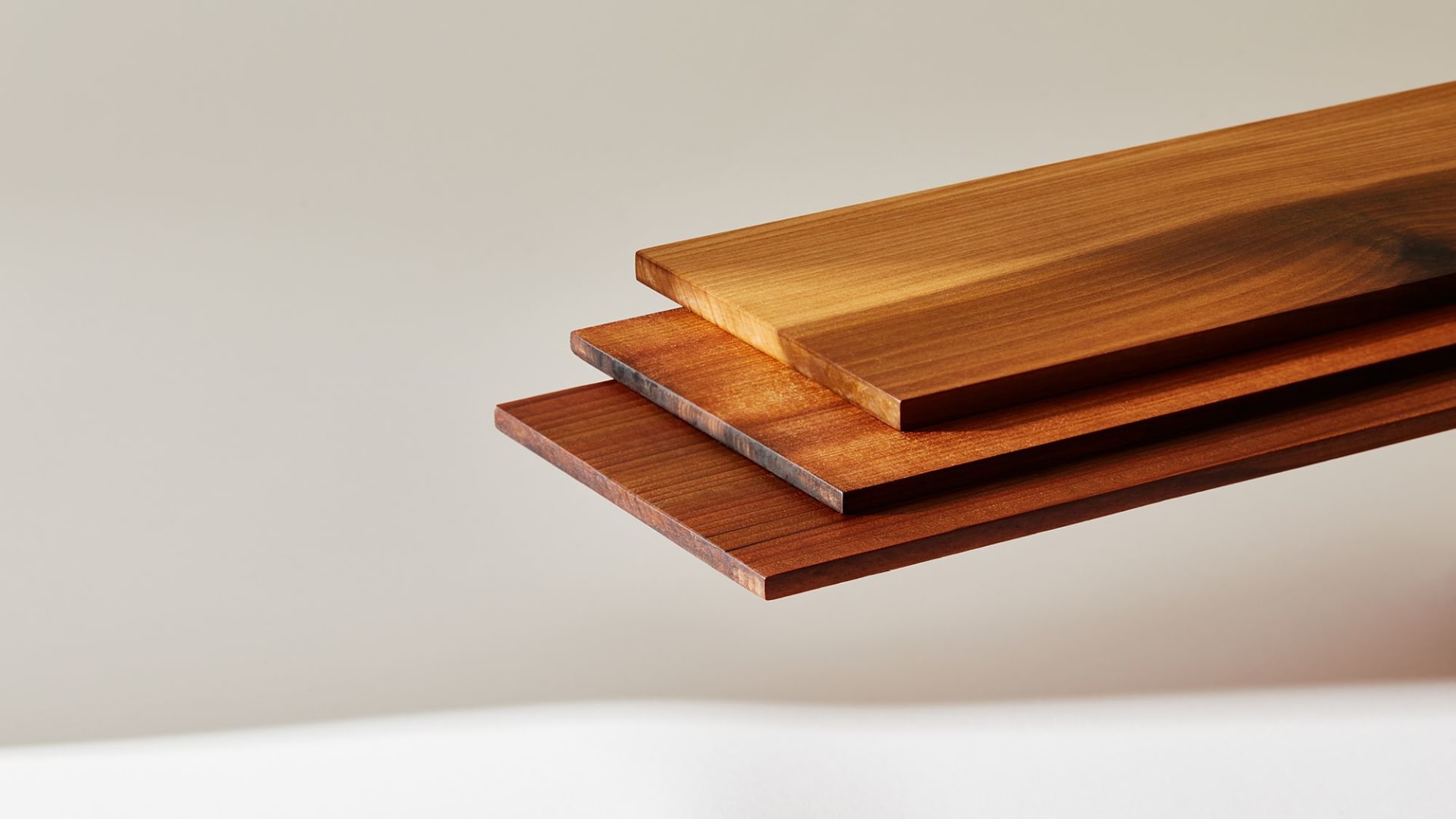 أقوى من الفولاذ.. علماء يبتكرون "خشبًا خارقًا" قد يغير مشهد البناء