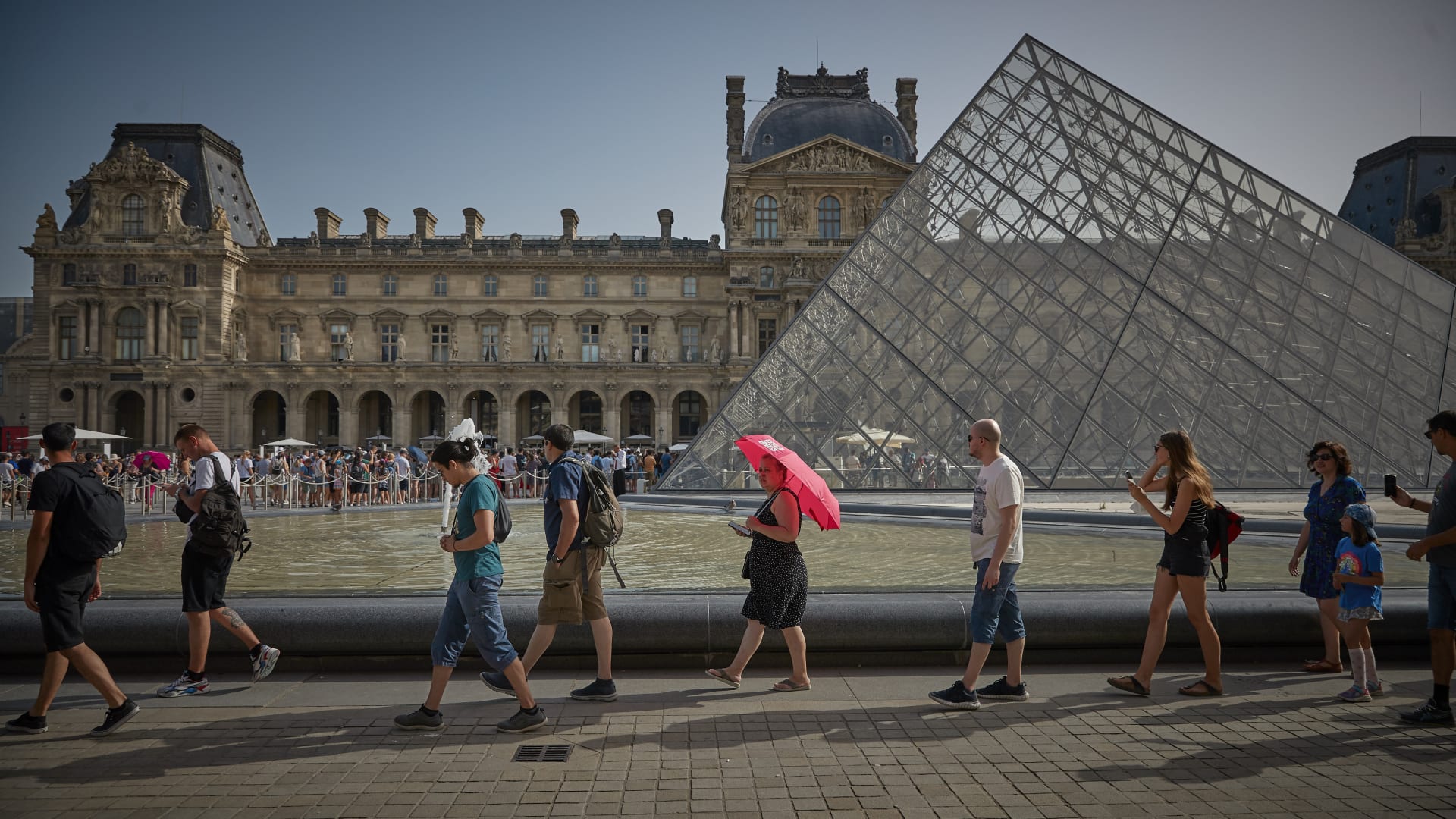 متحف اللوفر الفرنسي يغلق أبوابه بعد تعرّضه لعملية سرقة.. ماذا حصل؟