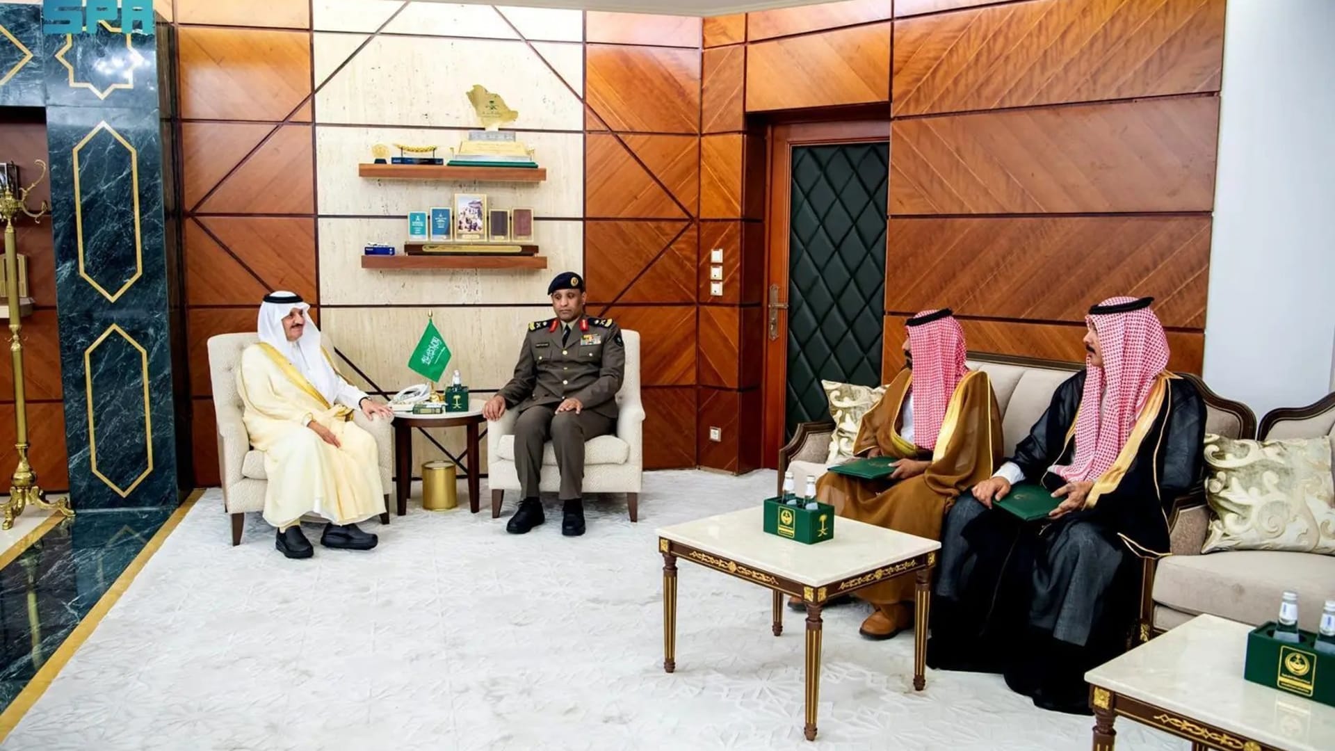 السعودية.. تكريم مواطنين نجحا في إخماد حريق بالمنطقة الشرقية