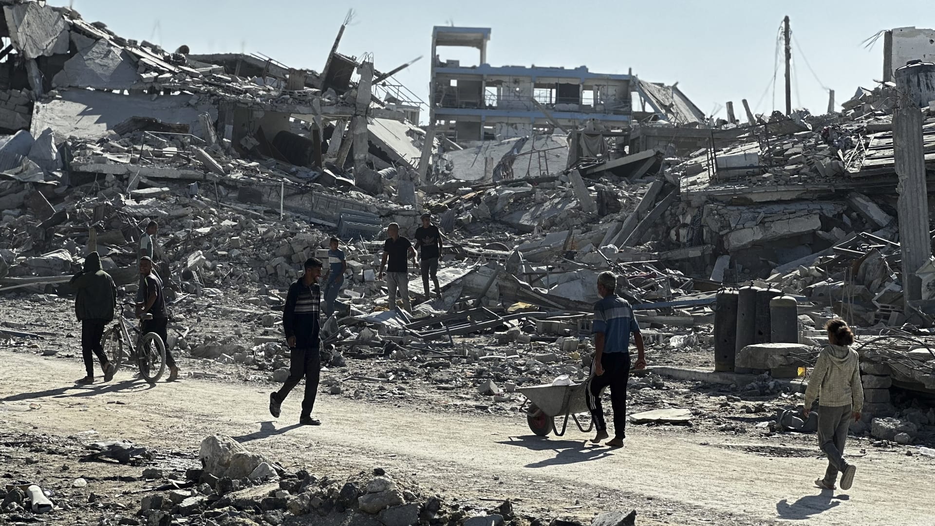 أخطر تهديد لوقف إطلاق النار.. ضربات إسرائيلية على غزة وبيان لحماس وسط اشتباكات مع مسلحين