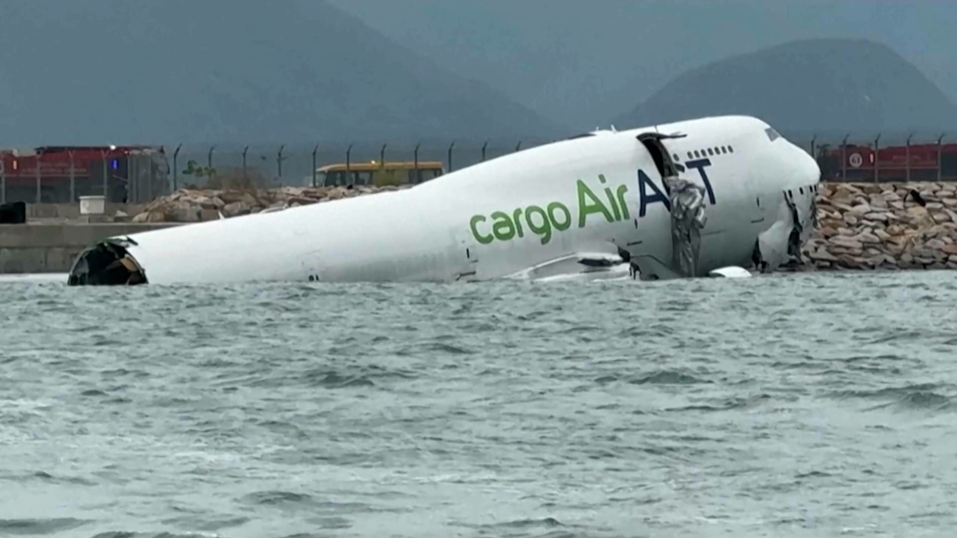 طائرة "بوينغ" شحن تنزلق بشكل مميت خارج مدرج مطار في هونغ كونغ