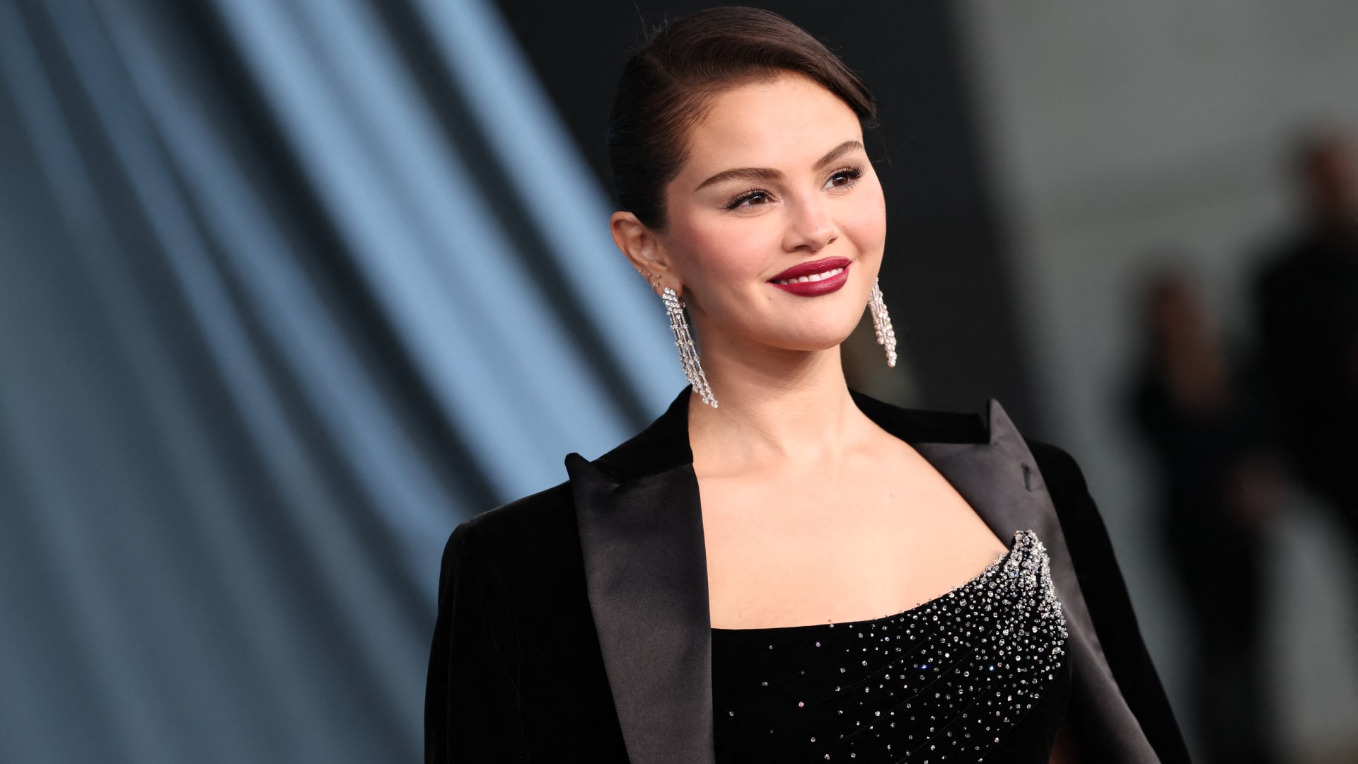 سيلينا غوميز بإطلالة "مخمليّة" أنيقة في لوس أنجلوس