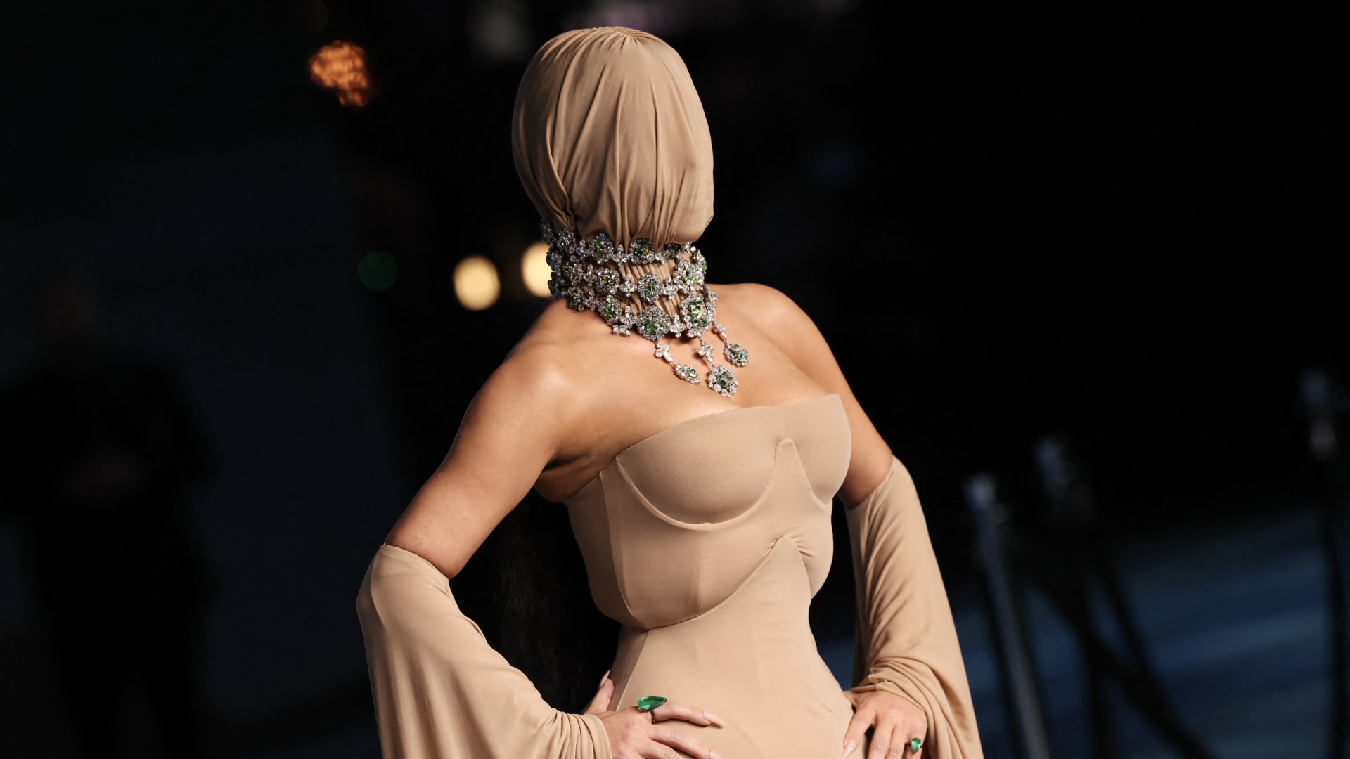 كيم كارداشيان تخفي وجهها بقناع على السجادة الحمراء