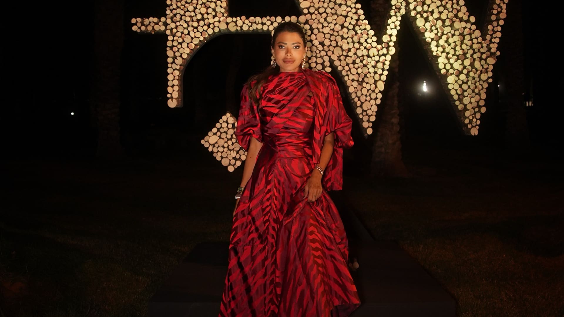 "أناقة واحتشام"..مدوّنات الموضة يتألقن بأسبوع الموضة في الرياض