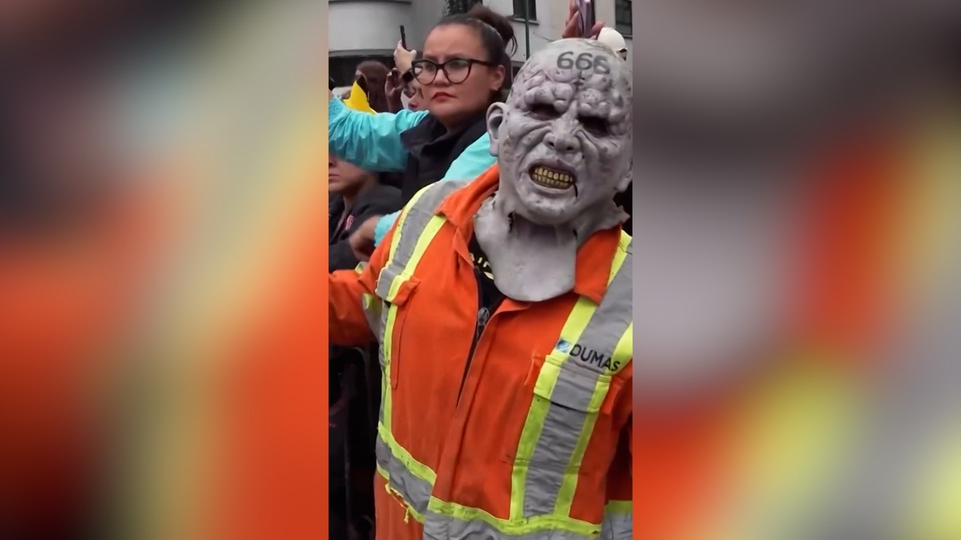 أشكال غريبة ومرعبة.. شاهد آلاف "الزومبي" يغزون شوارع مدينة مكسيكو