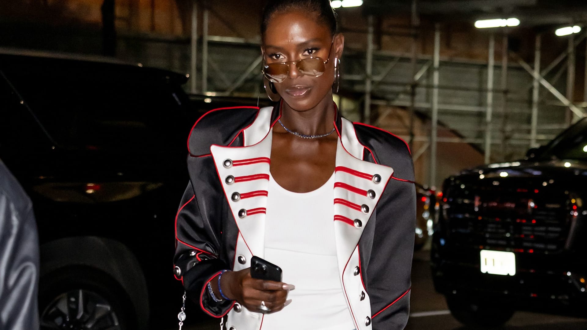 السترة العسكرية تعود إلى ساحة الموضة بروح أنثوية وجريئة