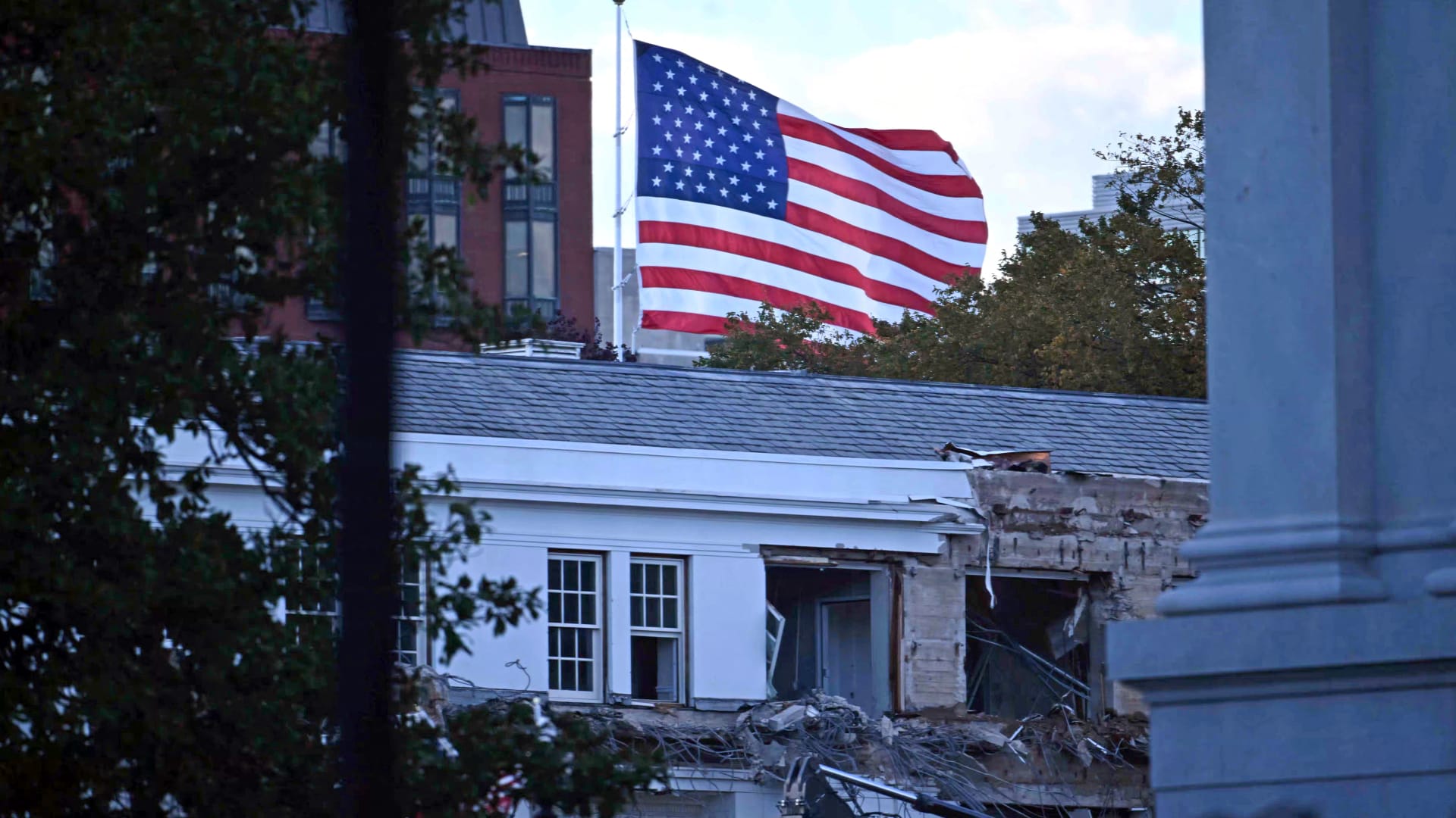 بدء أعمال هدم الجناح الشرقي للبيت الأبيض.. وترامب: سنبني قاعة رقص "كبيرة وجميلة"