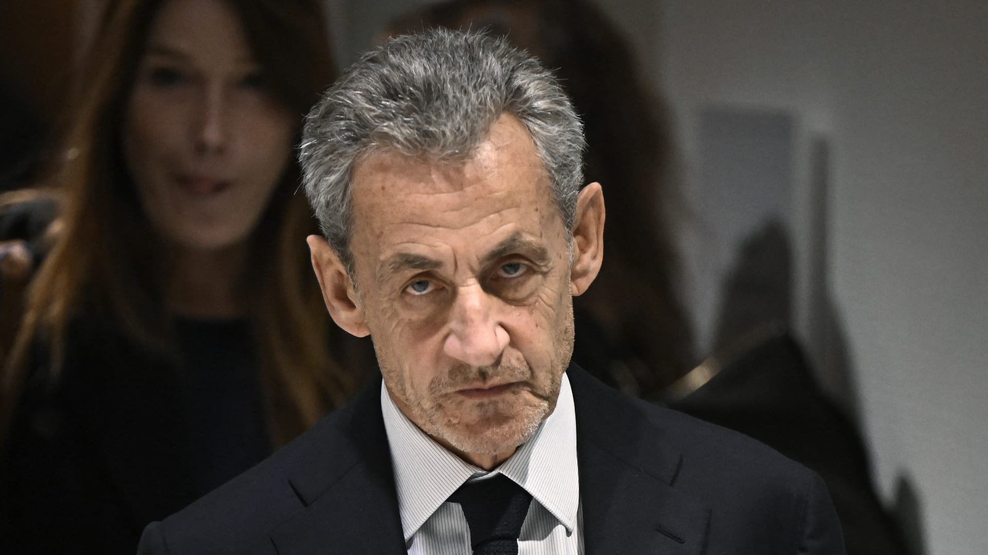 كأول رئيس في تاريخ فرنسا الحديث.. ساركوزي يصل إلى السجن لقضاء فترة عقوبته