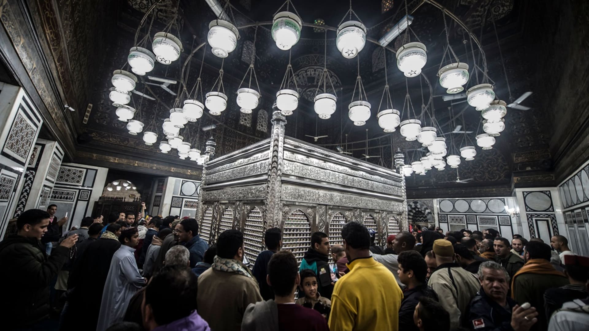 مصر.. احتفالات بذكرى "قدوم رأس الإمام الحسين" بمشاركة 80 طريقة صوفية