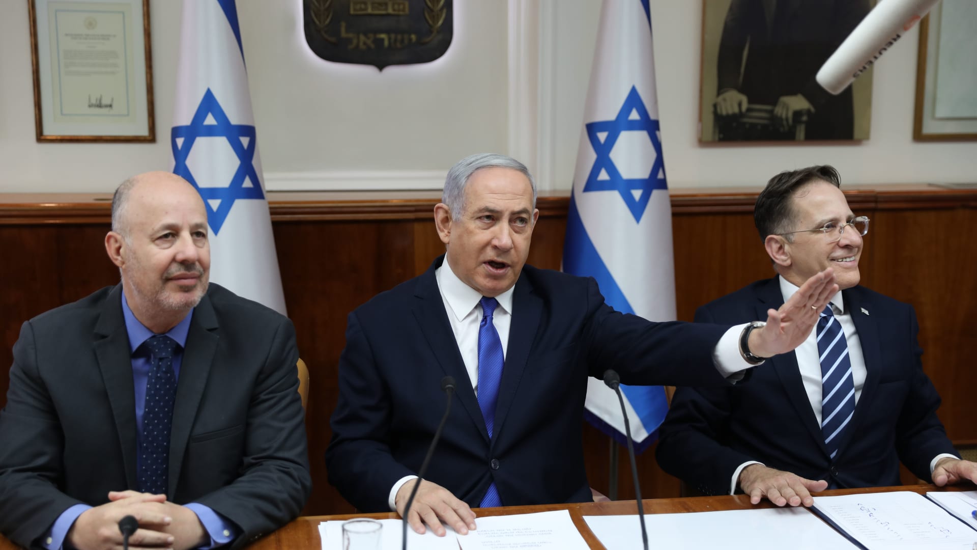 نتنياهو في طريقه لتعيين مستشار جديد للأمن القومي خلفًا لتساحي هنغبي