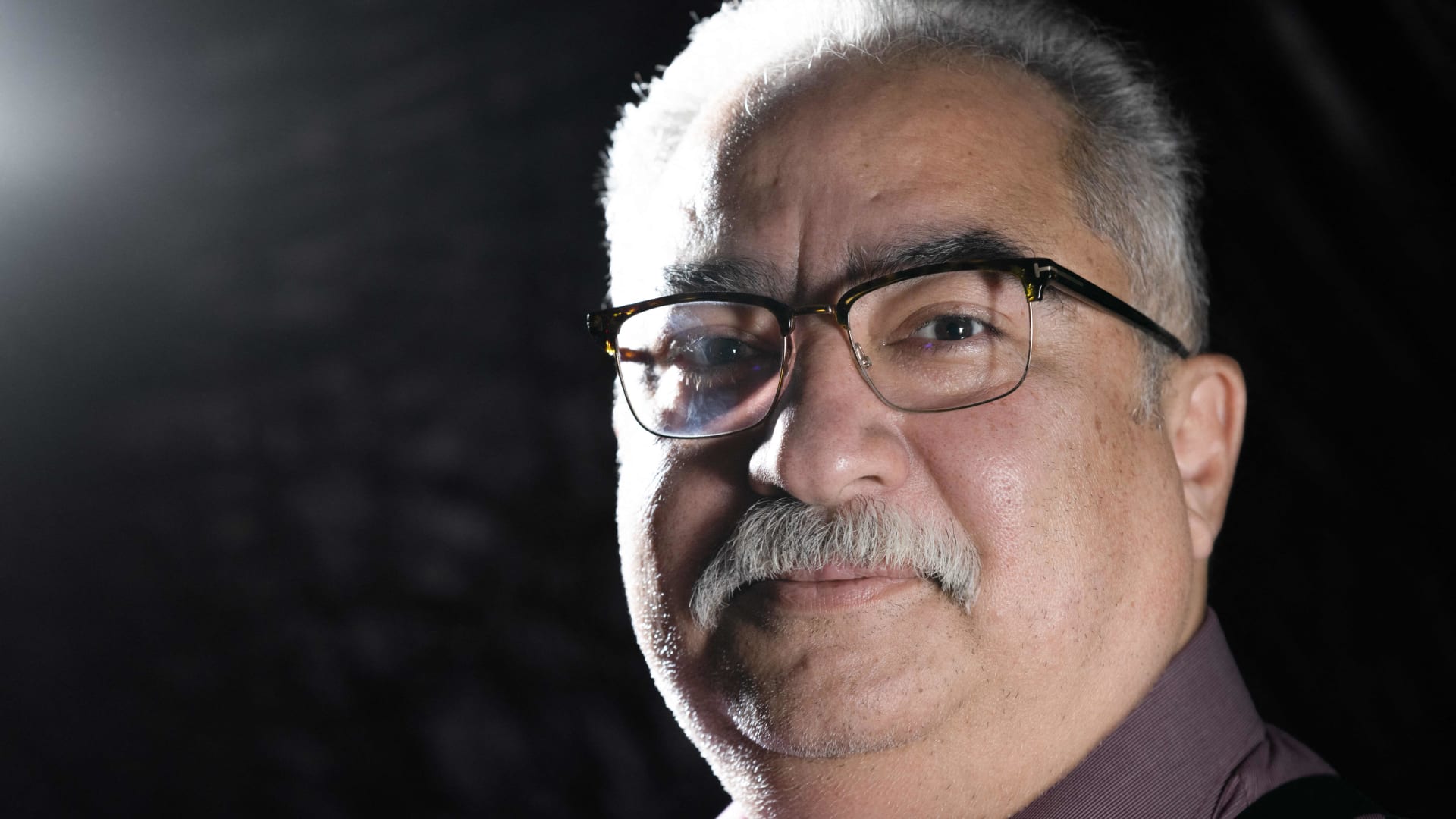 "أعتذر عن إزعاجكم".. إبراهيم عيسى يثير قضية منع عرض فيلم "الملحد" مجددًا