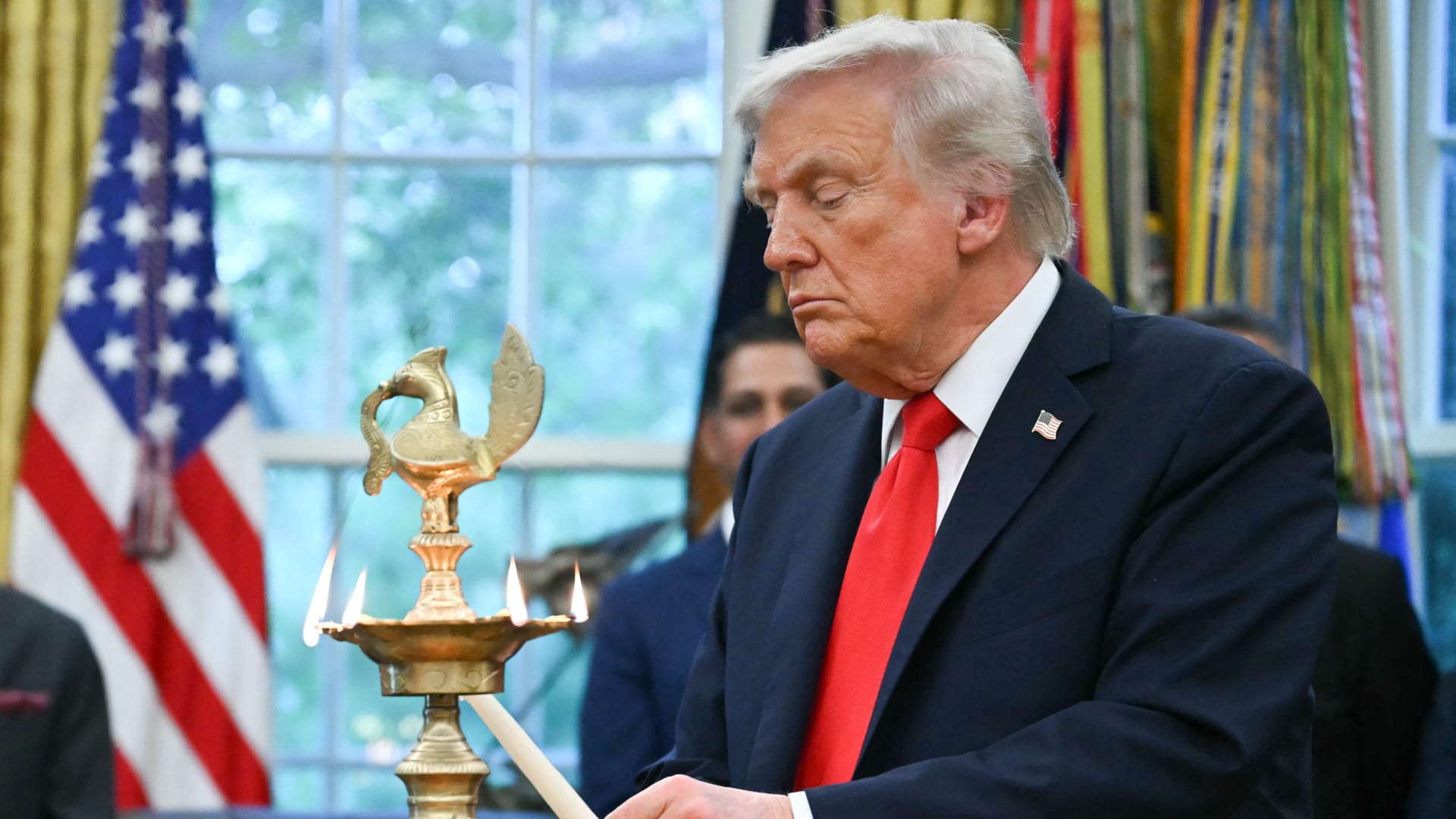 بالصور.. ترامب يشعل شمعة "ديوالي" في البيت الأبيض باحتفالات يشارك بها مليار من الهندوس والسيخ والبوذيين