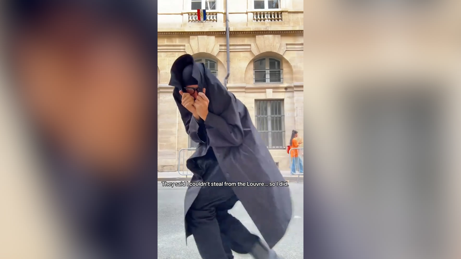 شاهد كيف يسخر مستخدمو تيكتوك من أمن متحف اللوفر بعد عملية السرقة الجريئة