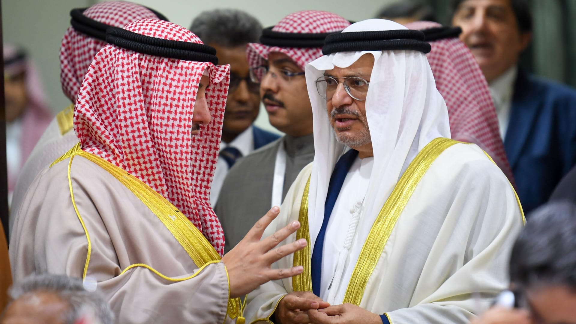 قرقاش يوضح معنى الضربة الإسرائيلية في قطر بالنسبة للإمارات وما يحدث بالسودان