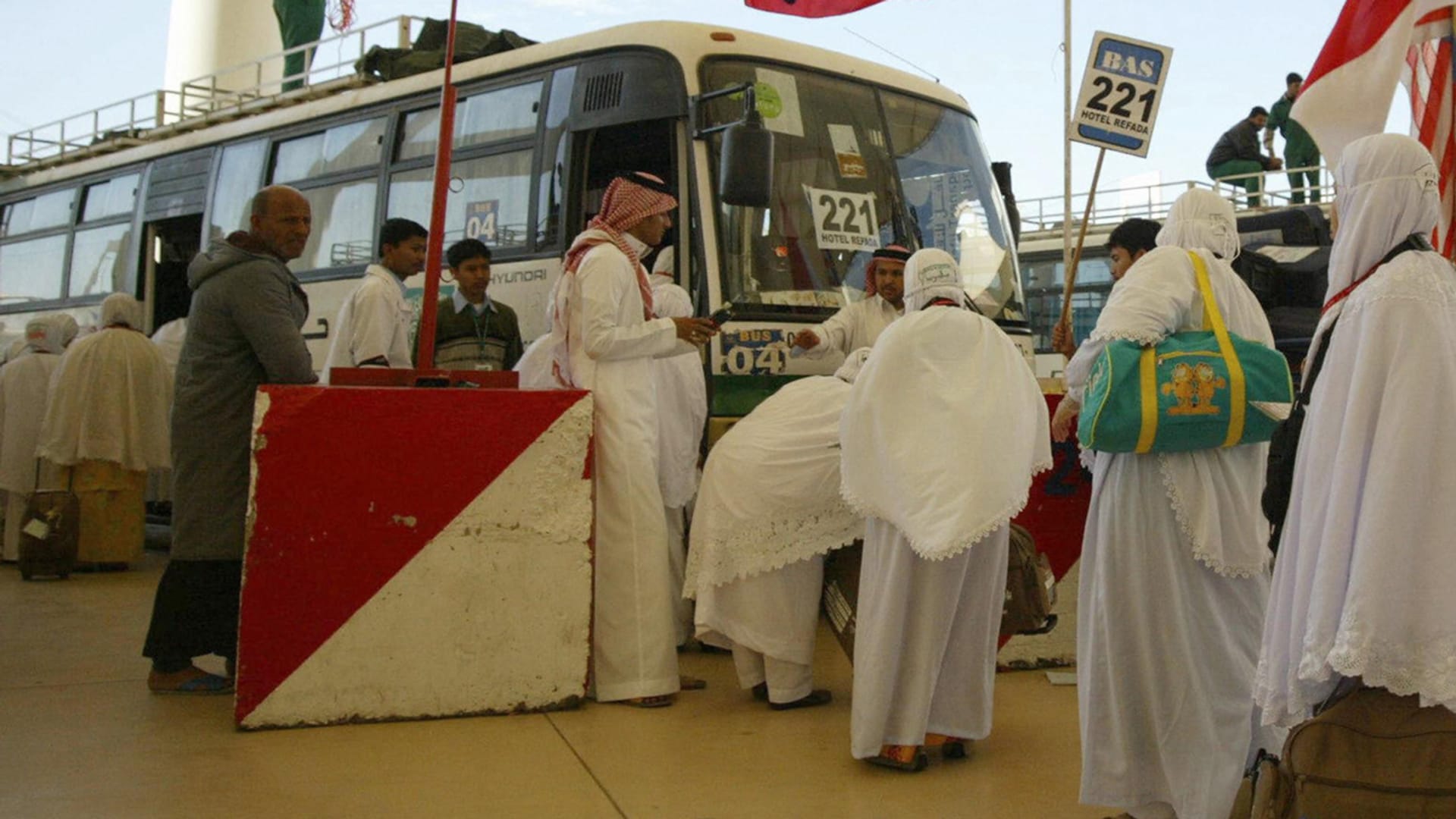 السعودية.. تداعيات "منع" حافلات الحجاج من الأردن ومصر والعراق من دخول المملكة على كلفة النقل