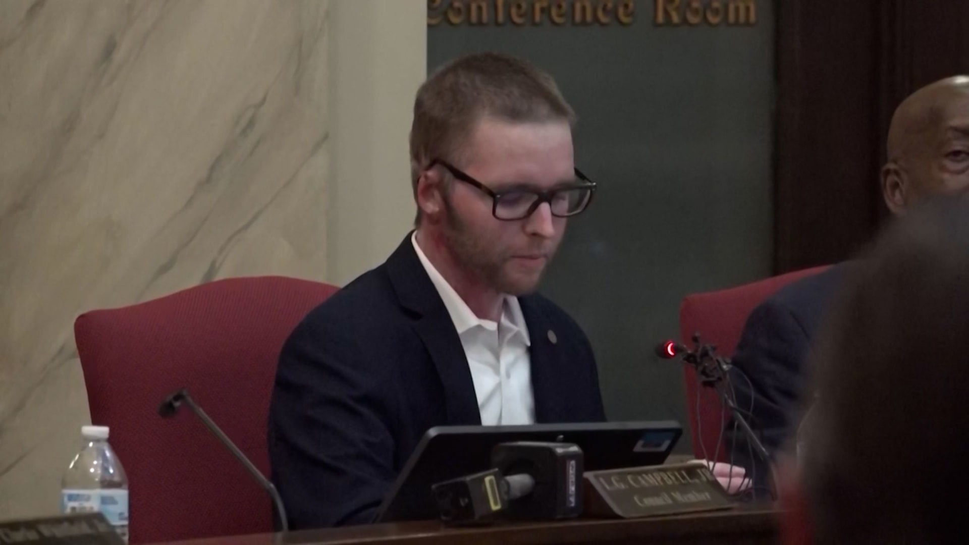 مسؤول يعود إلى عمله بعد سكب البنزين عليه وإحراقه.. شاهد كلمته المؤثرة بأول يوم له