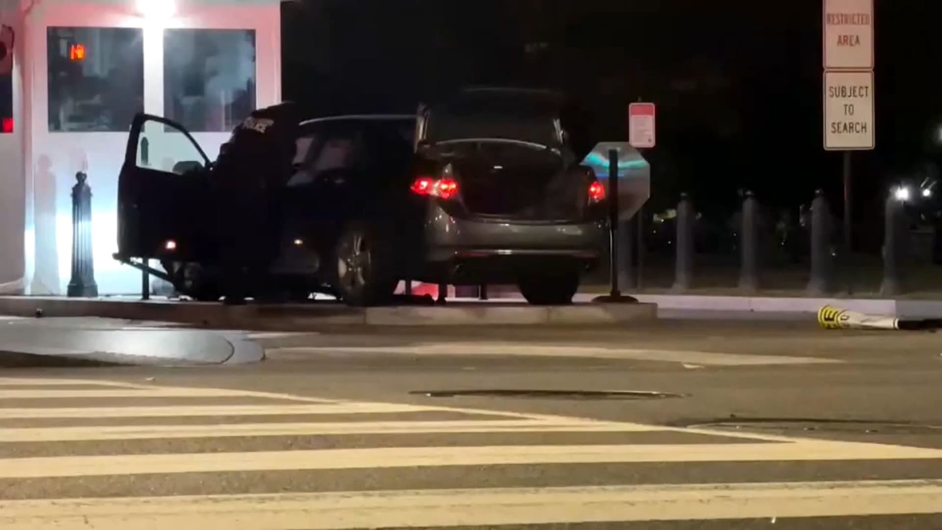 شاهد.. سيارة تصطدم ببوابة الخدمة السرية للبيت الأبيض