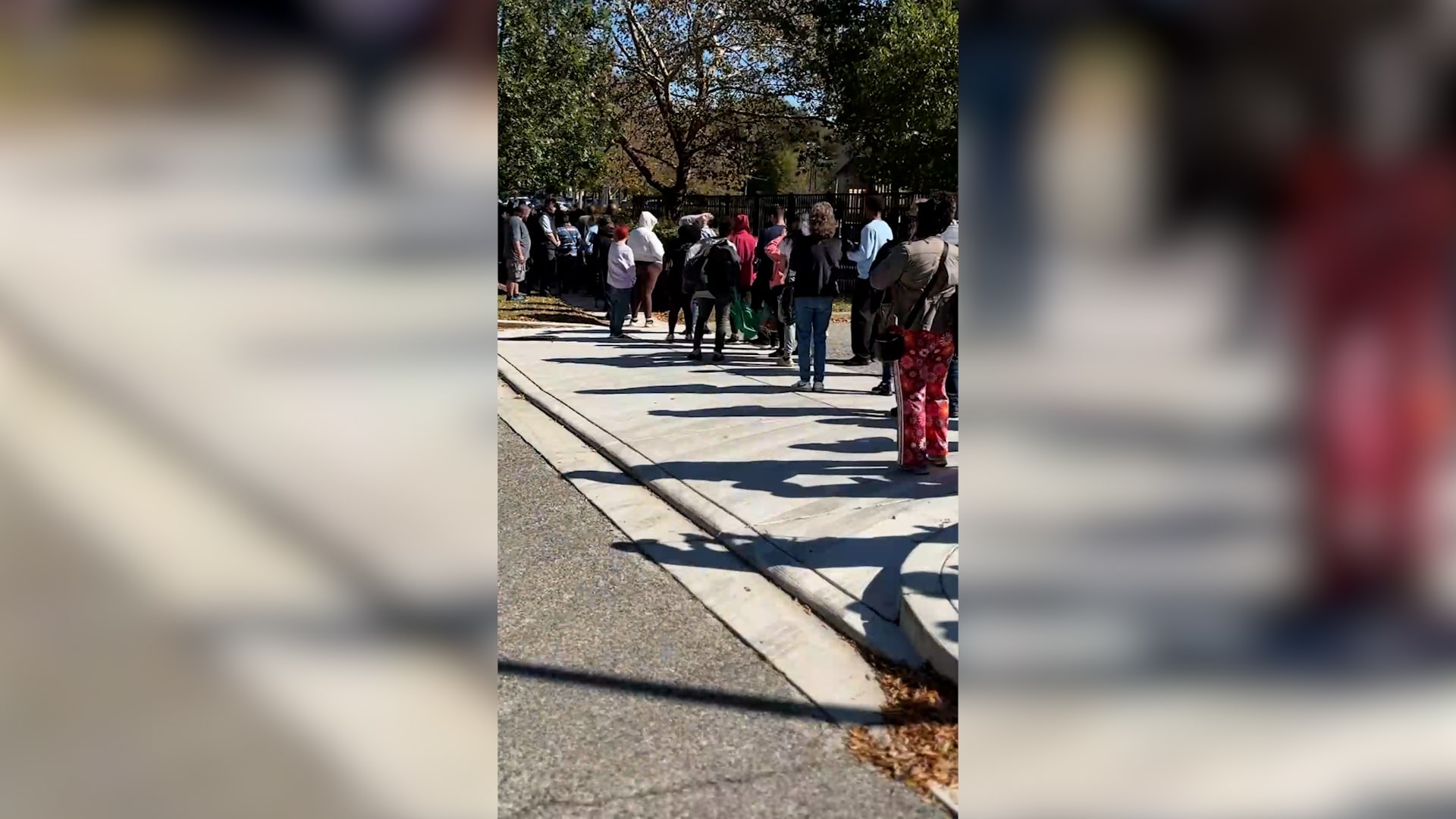 شاهد.. عمّال فيدراليون يصطفون لتلقي تبرعات غذائية بسبب الإغلاق الحكومي بأمريكا