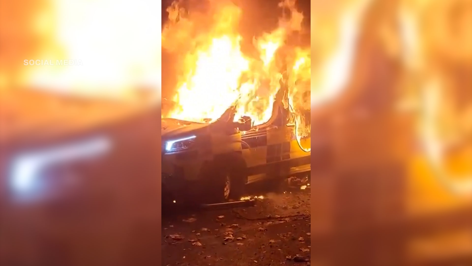 فيديو لمحتجين يحرقون سيارة شرطة خارج مركز لجوء في دبلن