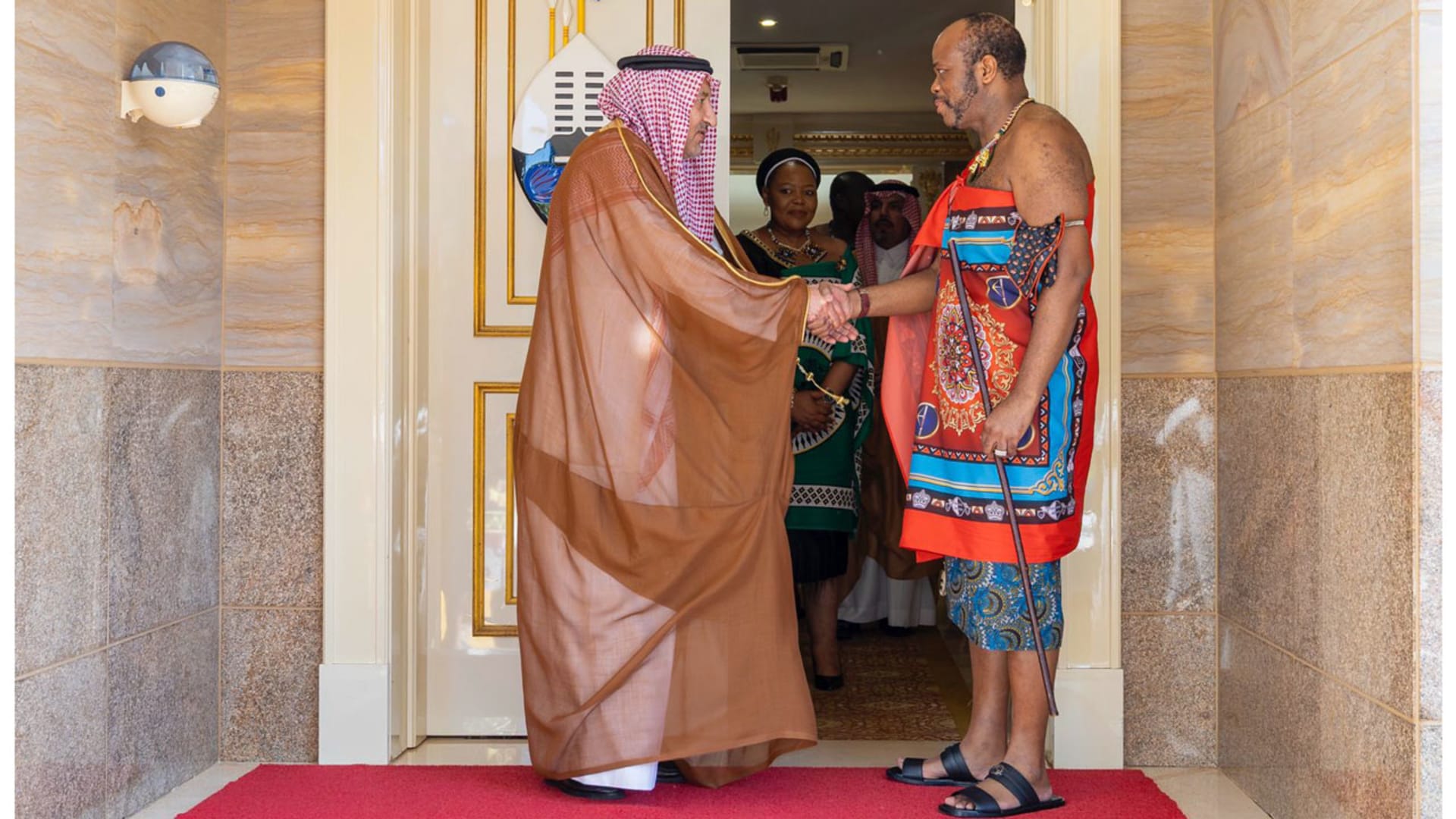 السعودية.. زي ملك إسواتيني بلقاء مسؤول سعودي يثير تفاعلا
