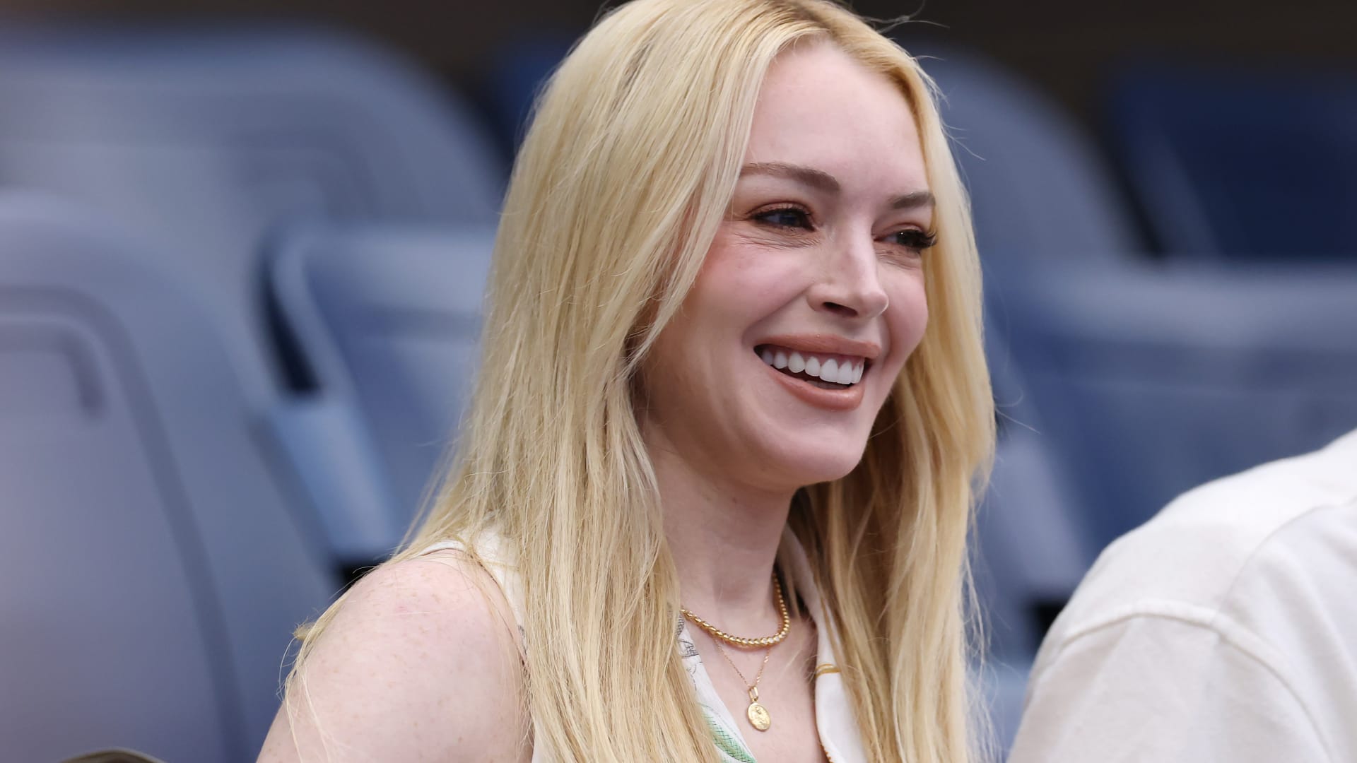 ليندسي لوهان تتألق بفستان أبيض بأحدث جلسة تصوير في نيويورك