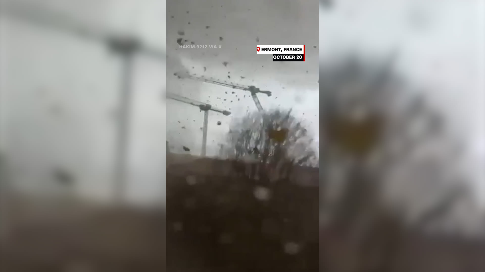 لحظة سقوط رافعات شاهقة في باريس وتطاير أسقف المنازل بسبب إعصار مدمر