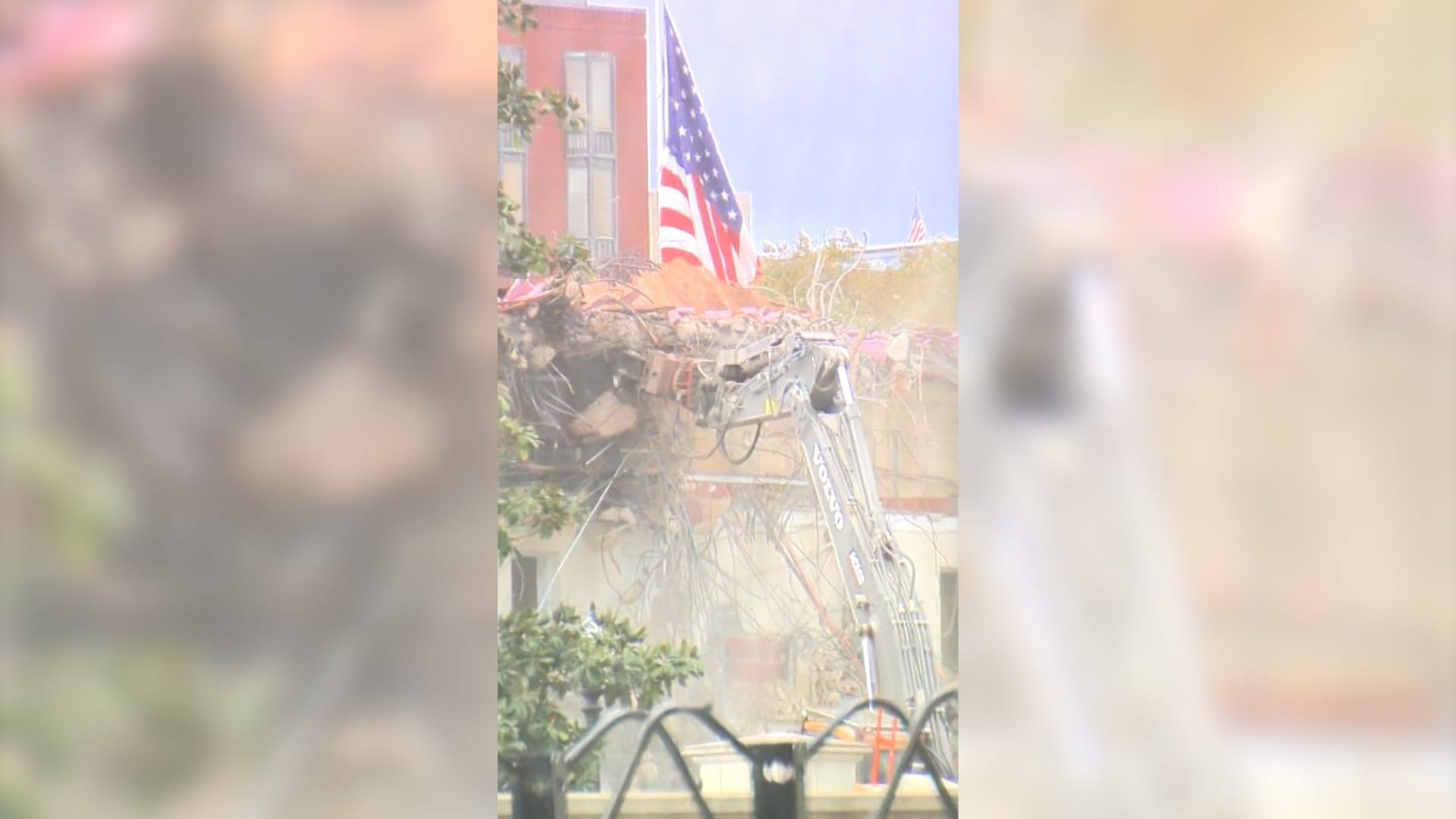 كاميرا CNN ترصد لحظة هدم الجناح الشرقي للبيت الأبيض