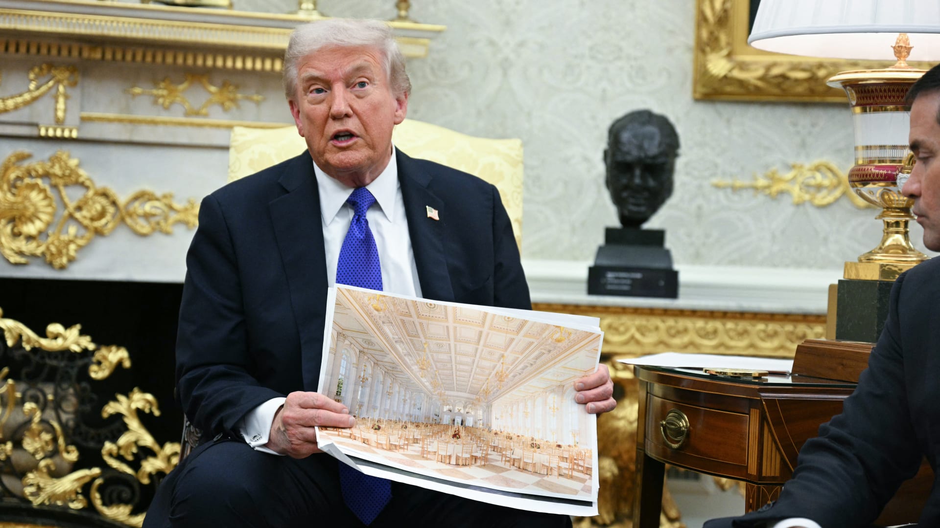 وسط الضجة.. كشف أسماء من تبرع لبناء قاعة الرقص لترامب في البيت الأبيض