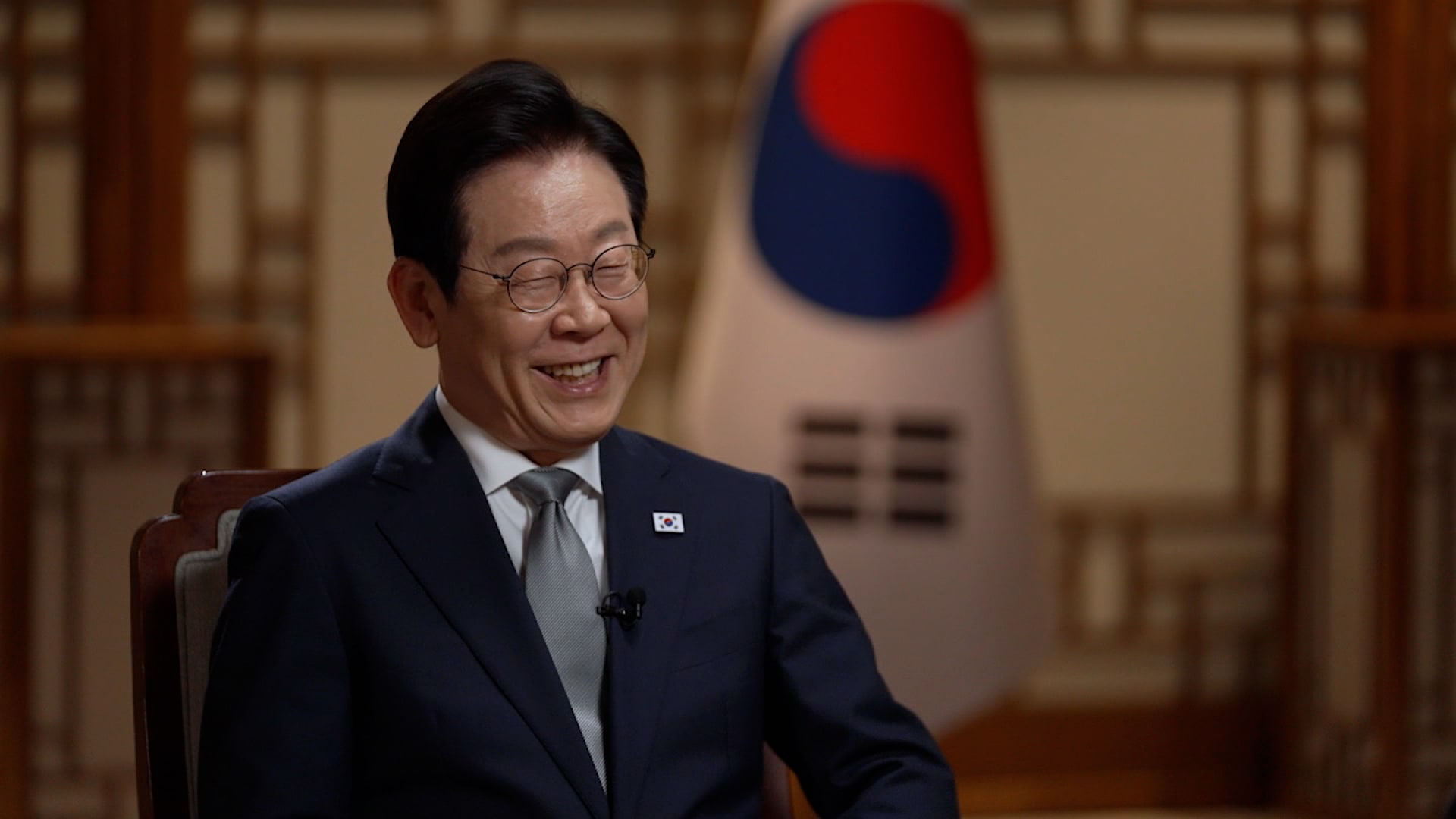 شاهد ما جعل رئيس كوريا الجنوبية يضحك بهذه الطريقة في مقابلة مع CNN