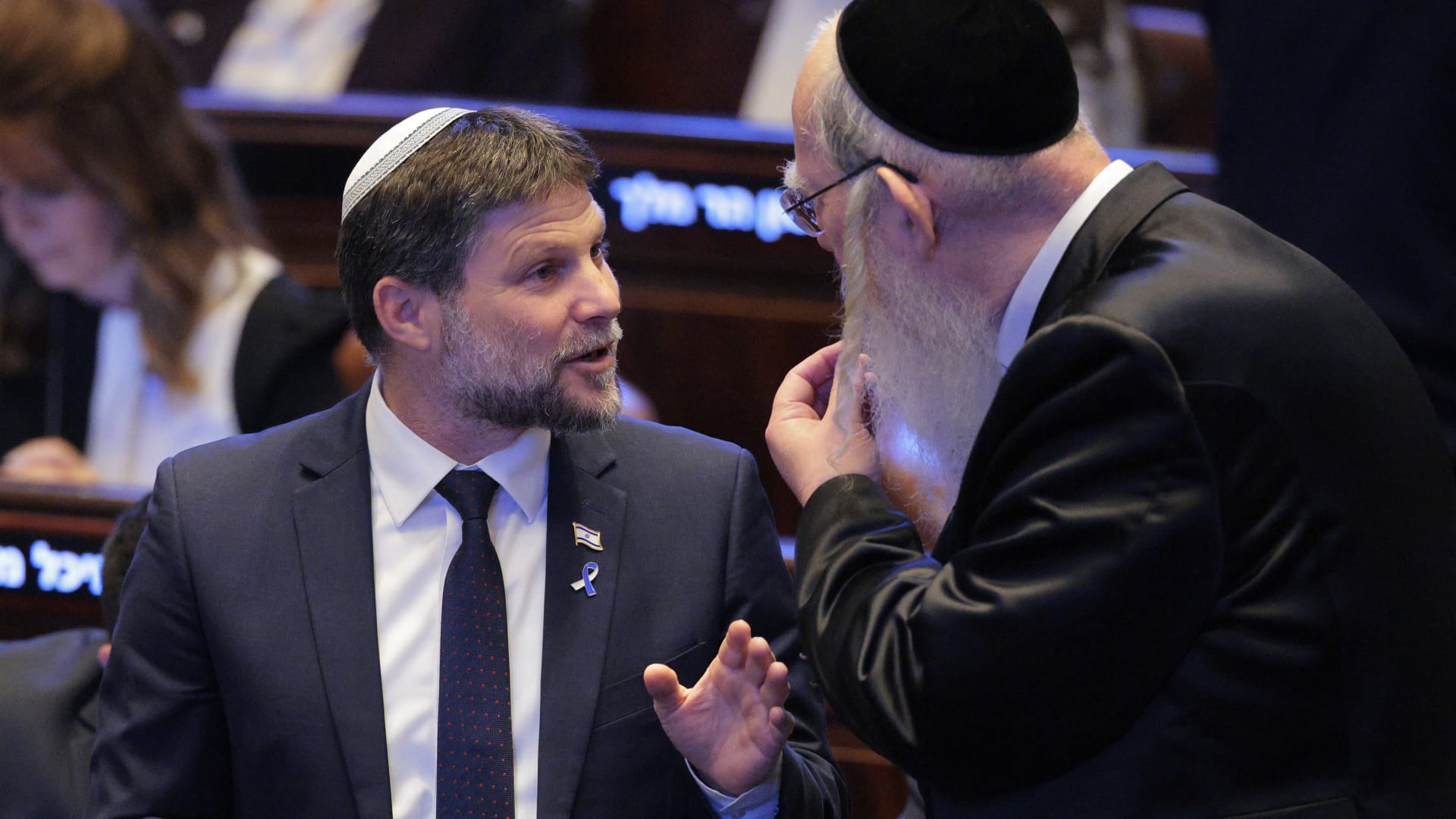 بعد هجوم سموتريتش على السعودية.. لابيد يوجه رسالة للرياض بالعربية: "لا يُمثلنا"