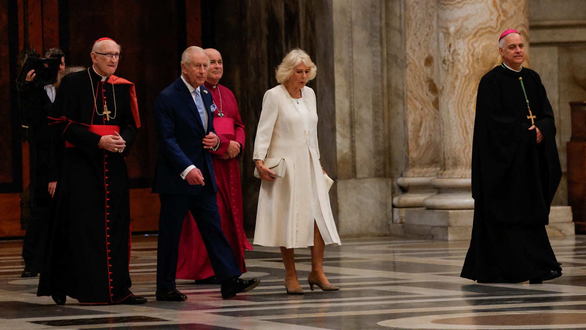 لأول مرة منذ 500 عام.. الملك تشارلز في زيارة تاريخية للقاء البابا والصلاة معه بالفاتيكان