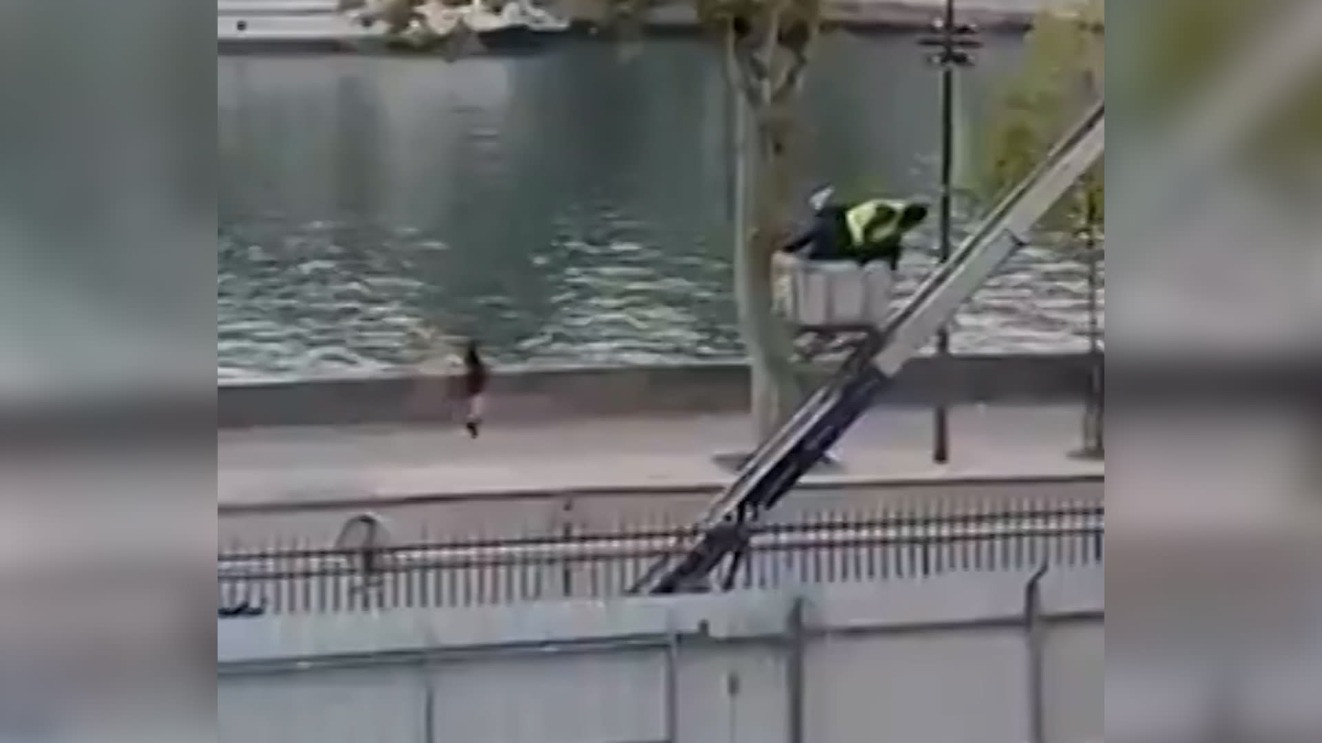 بعد أيام من سرقة متحف اللوفر.. فيديو يُظهر لصوصا أثناء محاولة الهروب