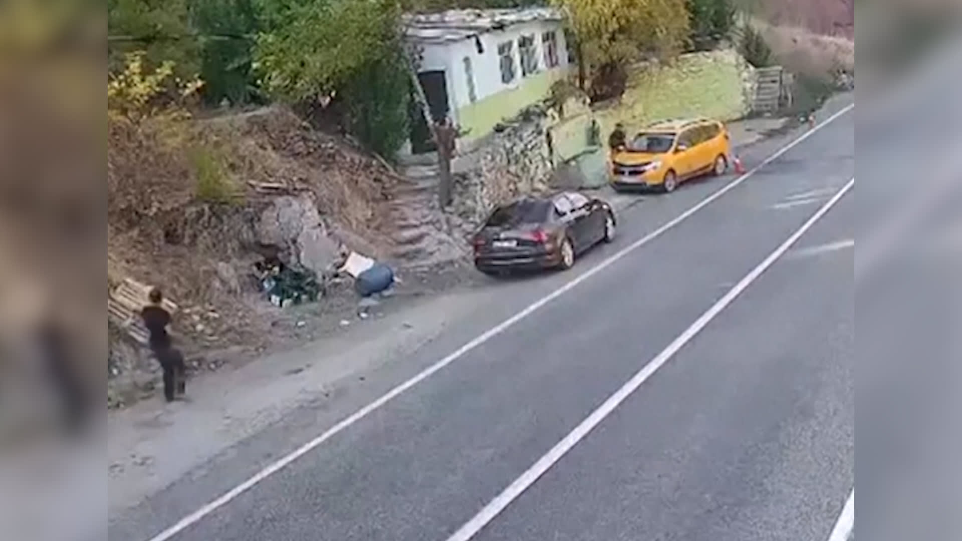 سائق سيارة أجرة تركي ينجو بأعجوبة من صخرة عملاقة متدحرجة