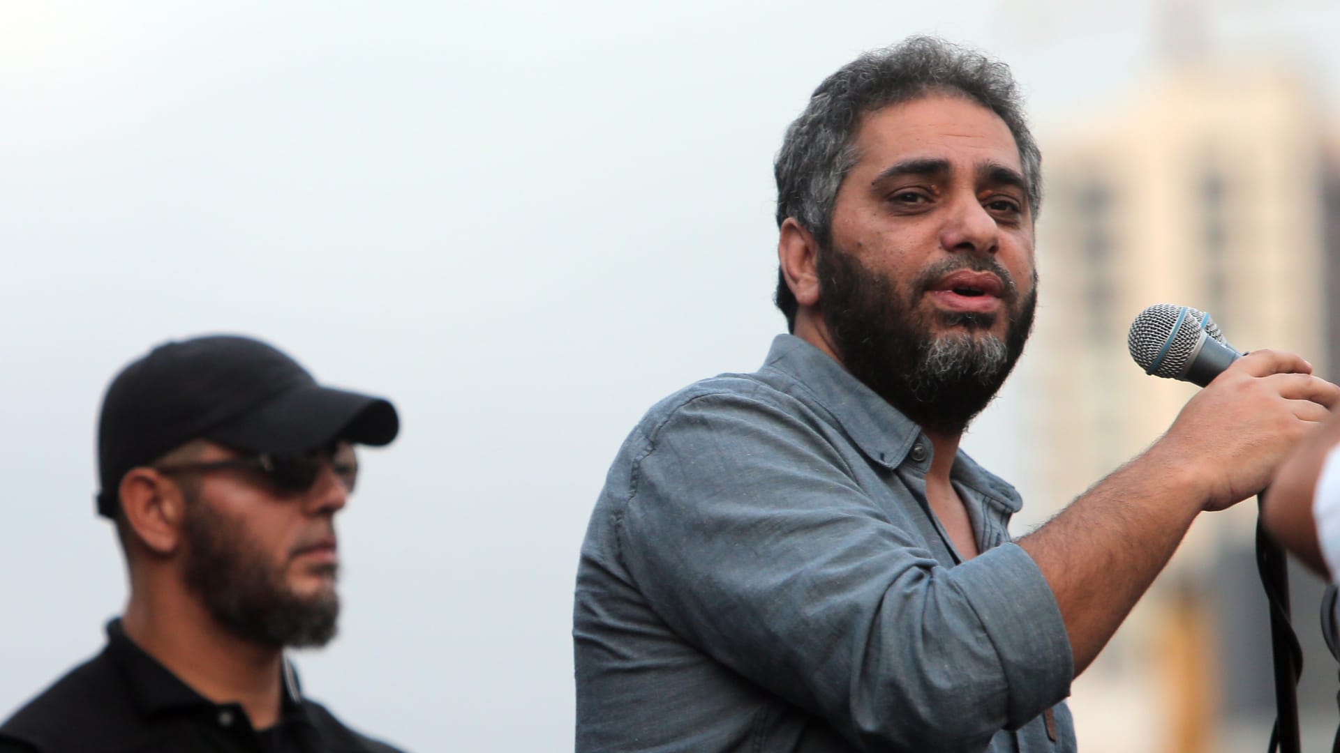 "إلى أبي".. أغنية من محمد إلى والده فضل شاكر بعد يوم من مثوله أمام المحكمة