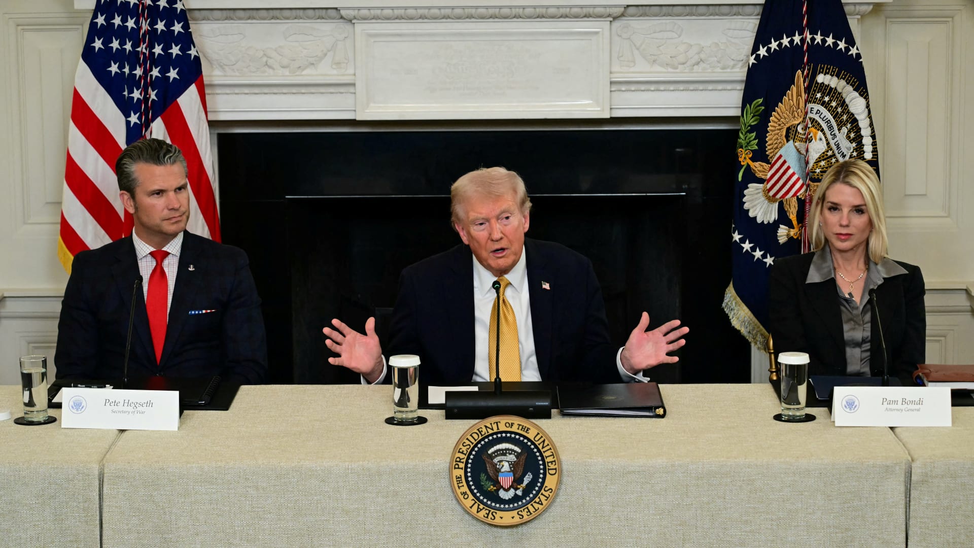 وسط التوترات مع فنزويلا.. ترامب: أستطيع ضرب "مهربي المخدرات" بدون إعلان حرب من الكونغرس