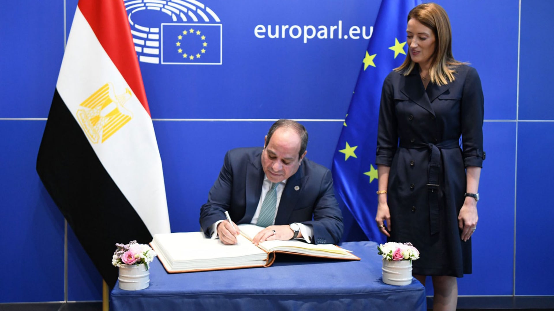 مصر.. فيديو يكشف خط يد السيسي وأسلوب كتابته بسجل زوار برلمان أوروبا يشعل تفاعلا