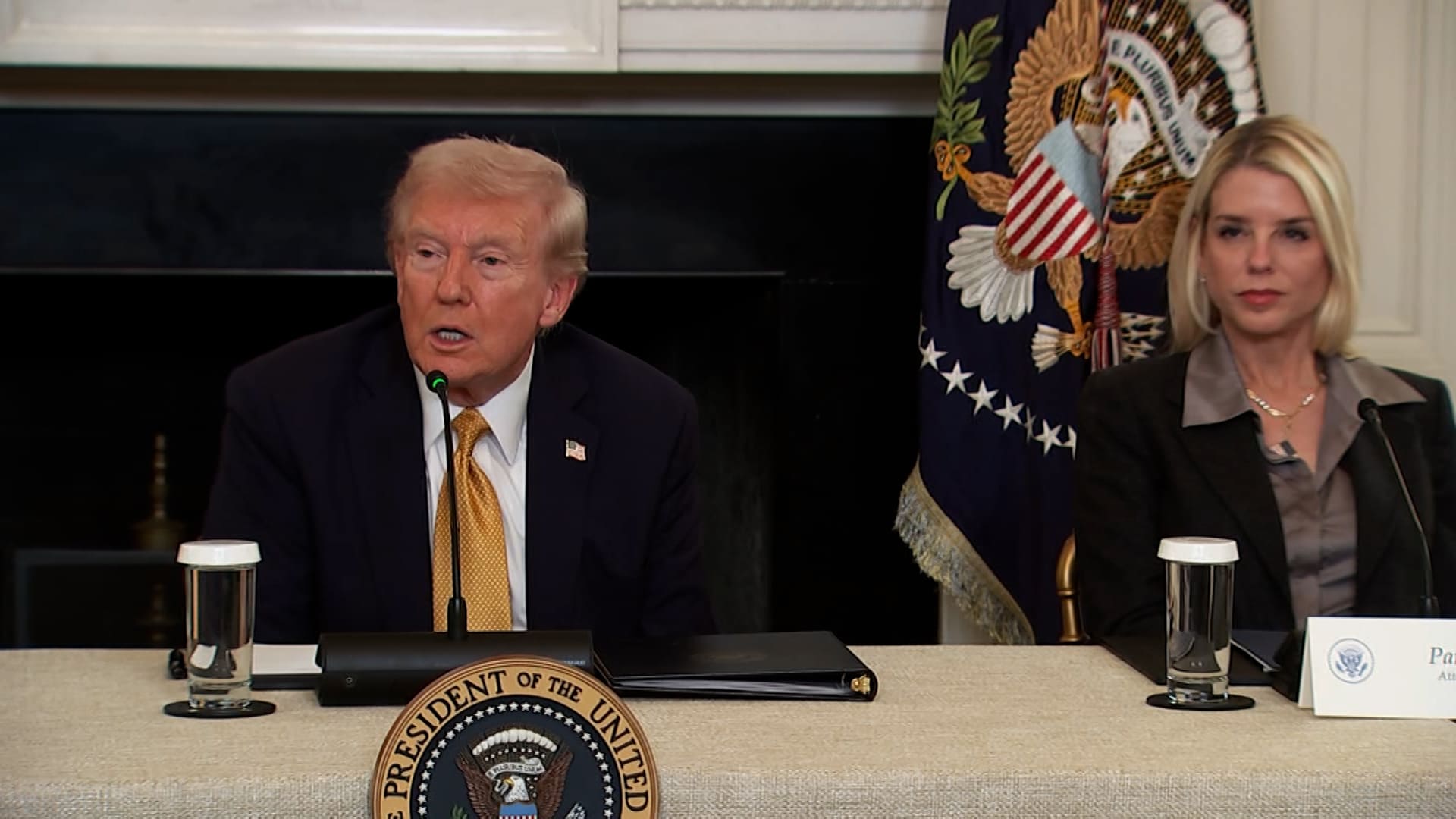 وصف لهجتها بالجميلة.. ترامب لصحفية فرنسية: لا تقلقي بشأن الضفة الغربية