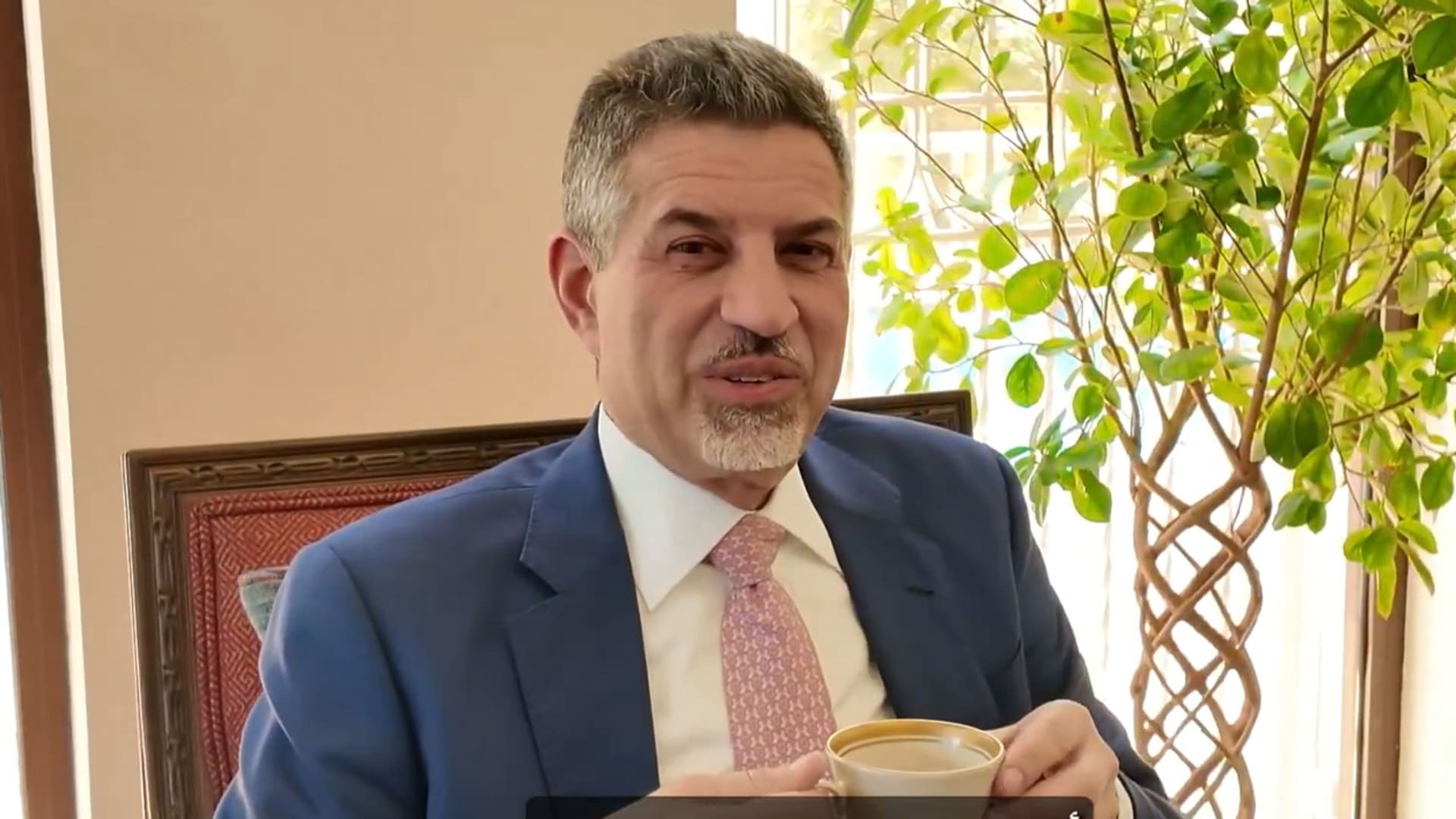 من اليمن إلى العراق.. سجل قائد التنسيق في غزة يشعل تفاعلا وتكهنات عن سبب اختياره