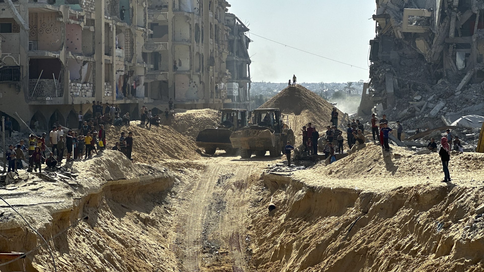 مسؤولان إسرائيليان لـCNN: فريق مصري سيساعد في البحث عن جثث الرهائن في غزة