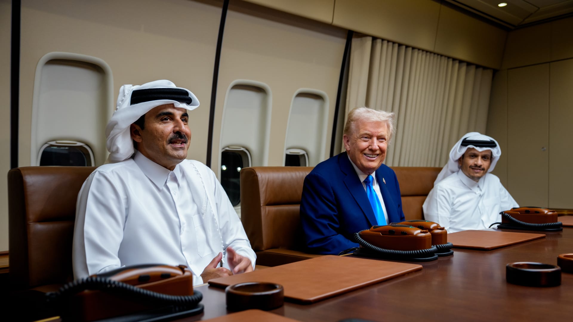 ترامب يلتقي أمير قطر على طائرته الرئاسية خلال تزودها بالوقود في الدوحة