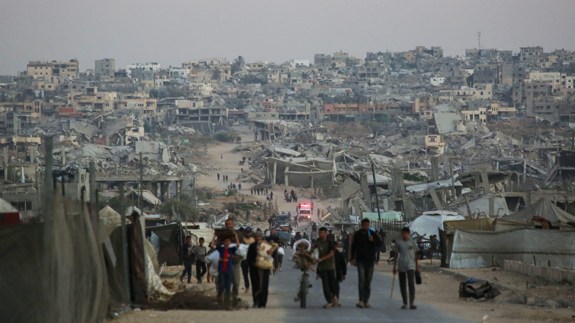 إسرائيل تنفذ غارات على غزة بعد ساعات من مغادرة وزير الخارجية الأمريكي