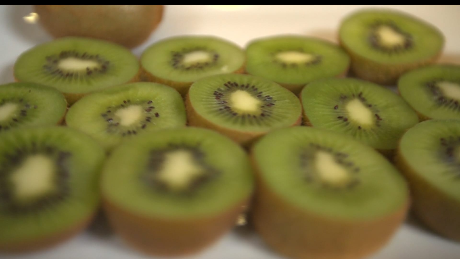 إضافة هذه الفاكهة إلى نظامك الغذائي قد يحل مشكلة الإمساك لديك.. ما هي؟